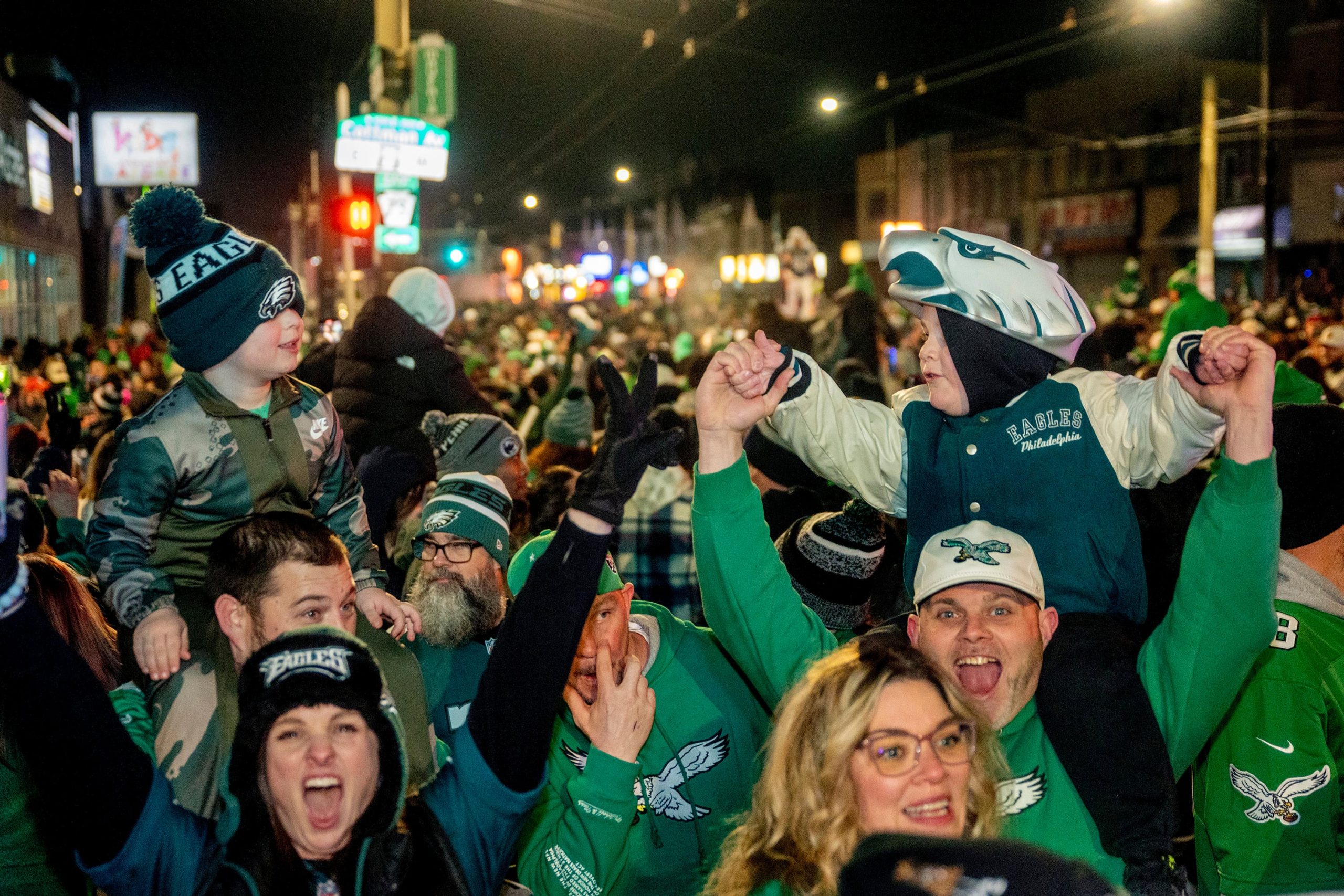 Aficionados de los Eagles de Filadelfia celebran su triunfo ante los Commanders de Washington en el duelo de Campeonato de la NFC el domingo 26 de enero del 2025.(Tom Gralish/The Philadelphia Inquirer via AP, Archivo)