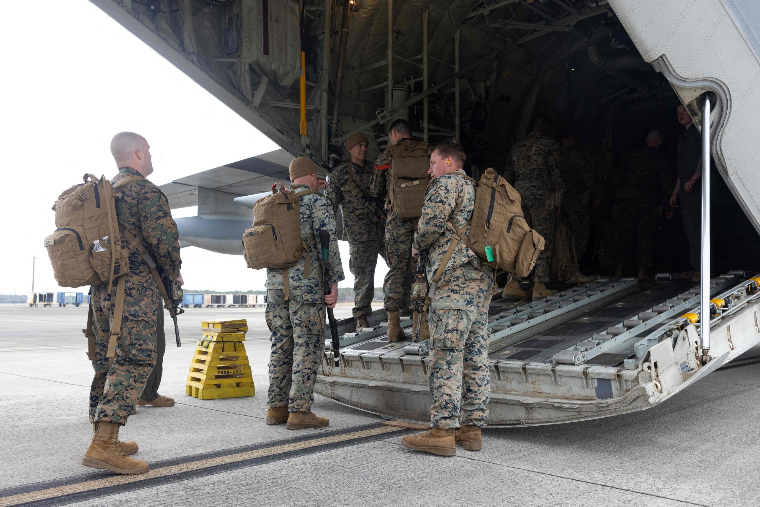 Esta imagen obtenida del Departamento de Defensa de Estados Unidos muestra a marines estadounidenses embarcando en un KC-130J Super Hercules en la Estación Aérea del Cuerpo de Marines de Cherry Point, Carolina del Norte, el 2 de febrero de 2025, mientras se despliegan a la Estación Naval de la Bahía de Guantánamo en Cuba para apoyar las Operaciones de Retención de Migrantes.  (Orlanys Diaz Figueroa / Departamento de Defensa de EEUU / AFP)