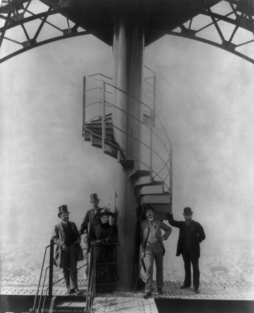 Gustave Eiffel y compañía, en la cima de la Torre Eiffel, durante la Exposición de París de 1889.