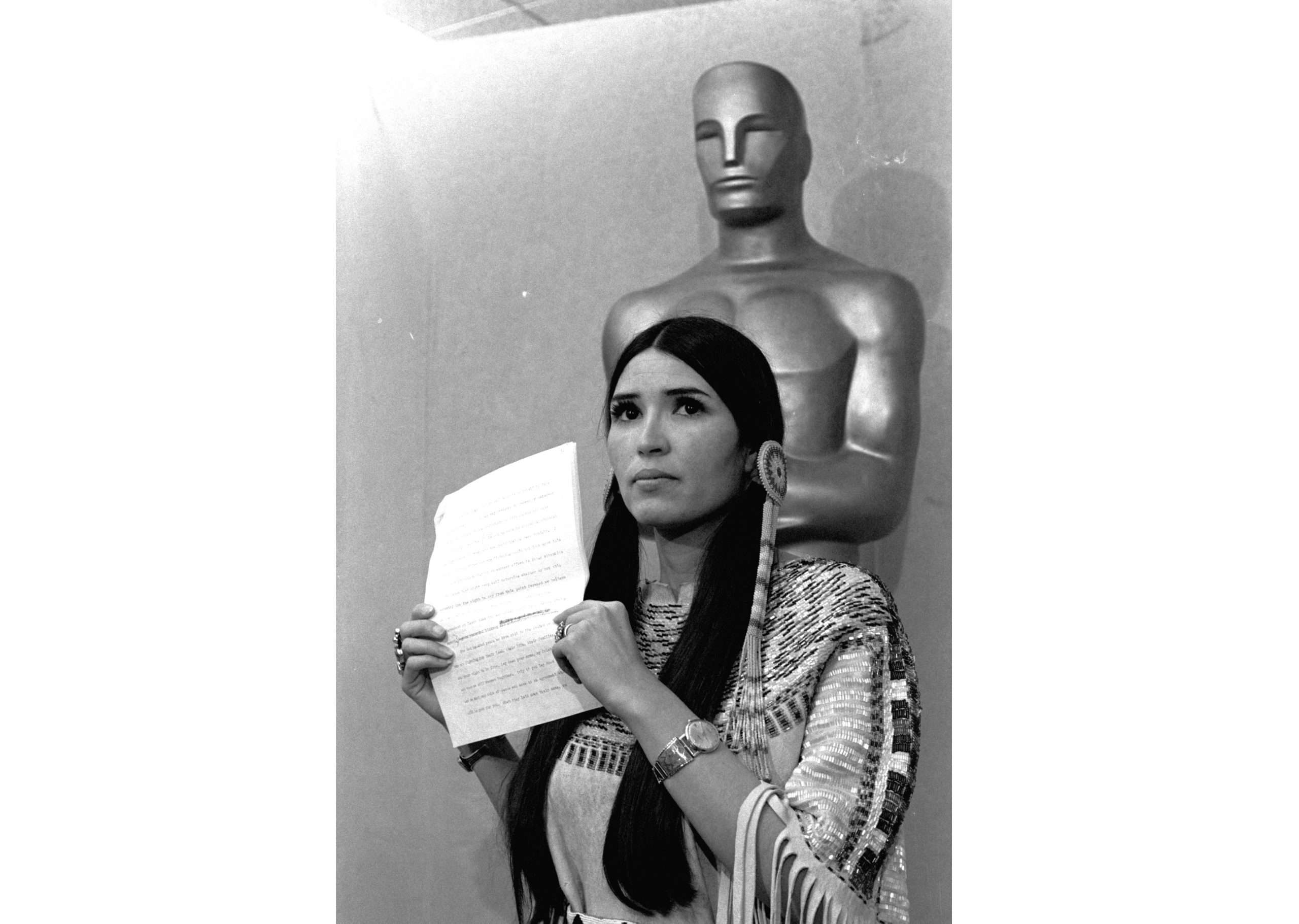 Sacheen Littlefeather, activista indígena estadounidense, durante su discurso en los Premios de la Academia en Los Angeles, el 27 de marzo de 1973 (Foto AP/archivo)