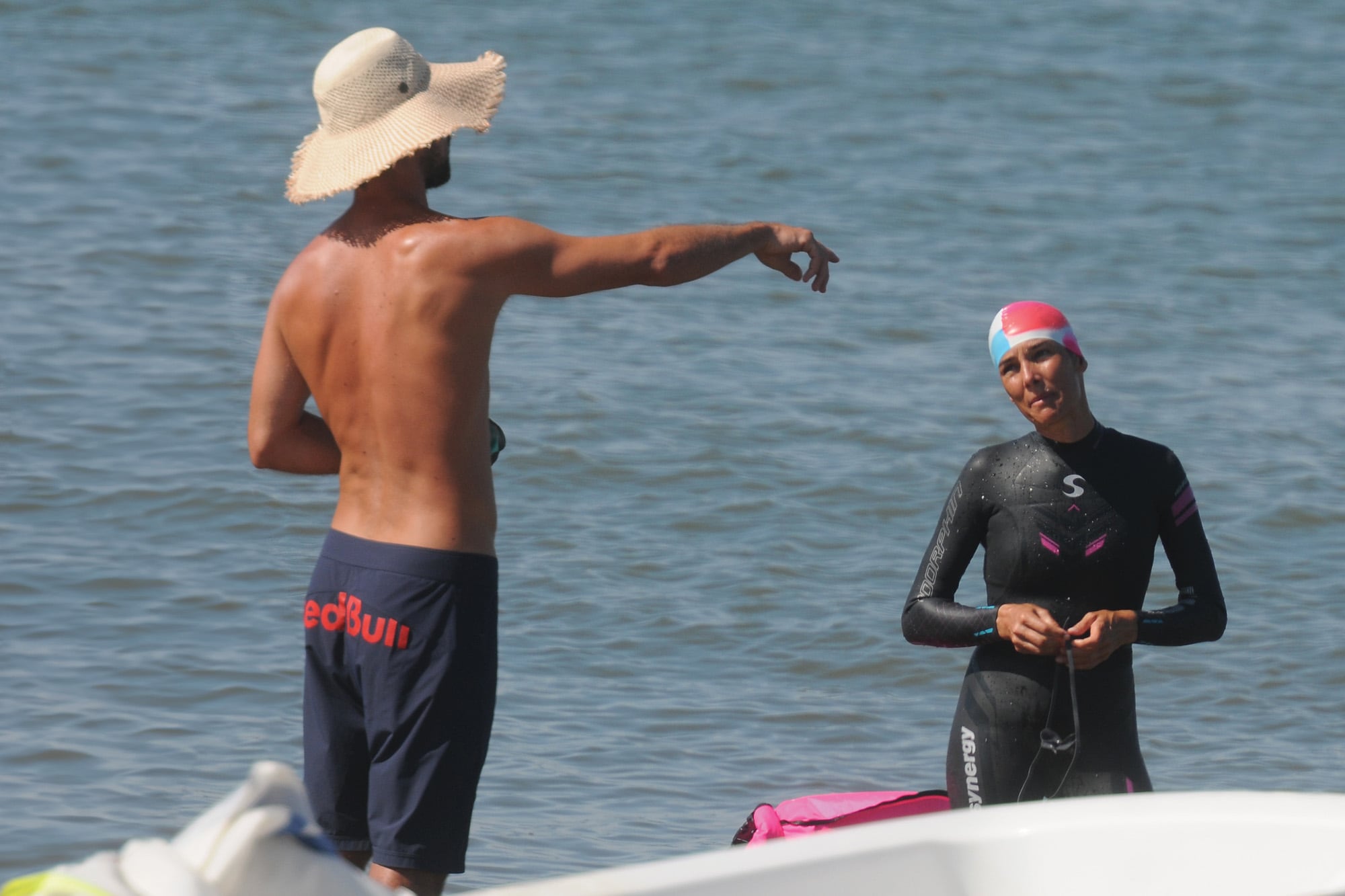 A las 9.30 de la mañana, Juana se zambulló en el agua para cruzar nadando la Bahía Grande, unos 800 metros.