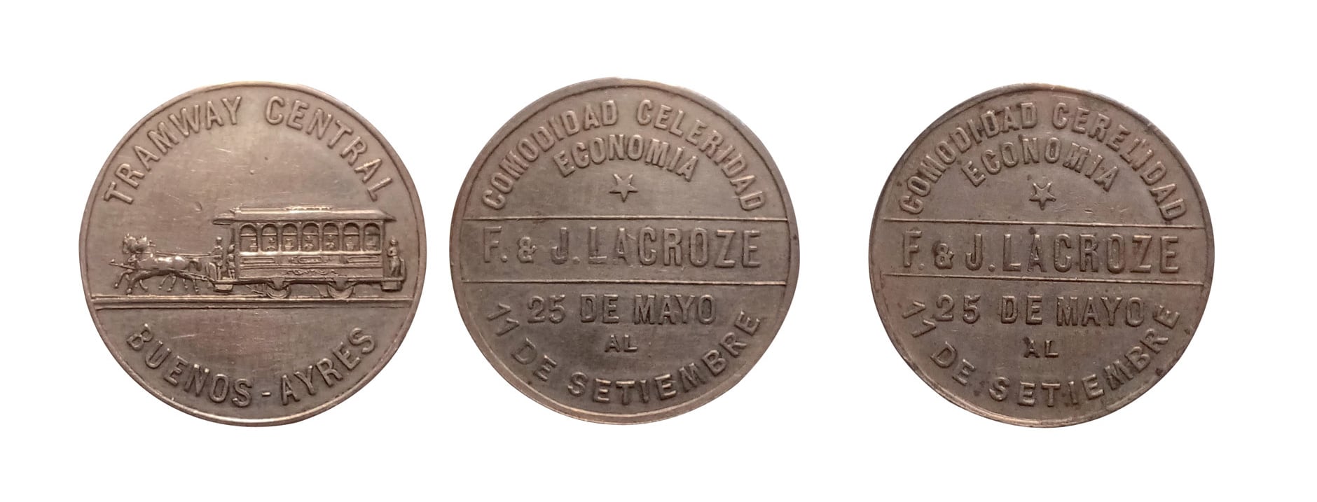 Anverso y reverso de las fichas utilizadas por la empresa Tramway Central de Julio y Federico Lacroze, entre 1870 y 1889. Las primeras fueron acuñadas en el exterior. Nótese que hubo una serie donde confundieron la palabra “celeridad” por “cerelidad”.