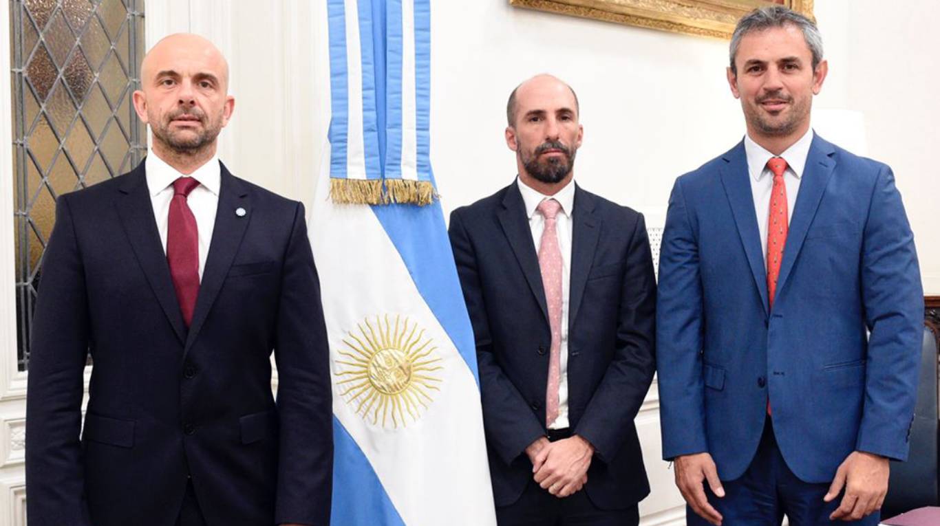 Franco Mogetta, José Rolandi y Martín Menem, en la previa al debate en Diputados de la privatización de Aerolíneas Argentinas. (Foto: prensa Diputados)