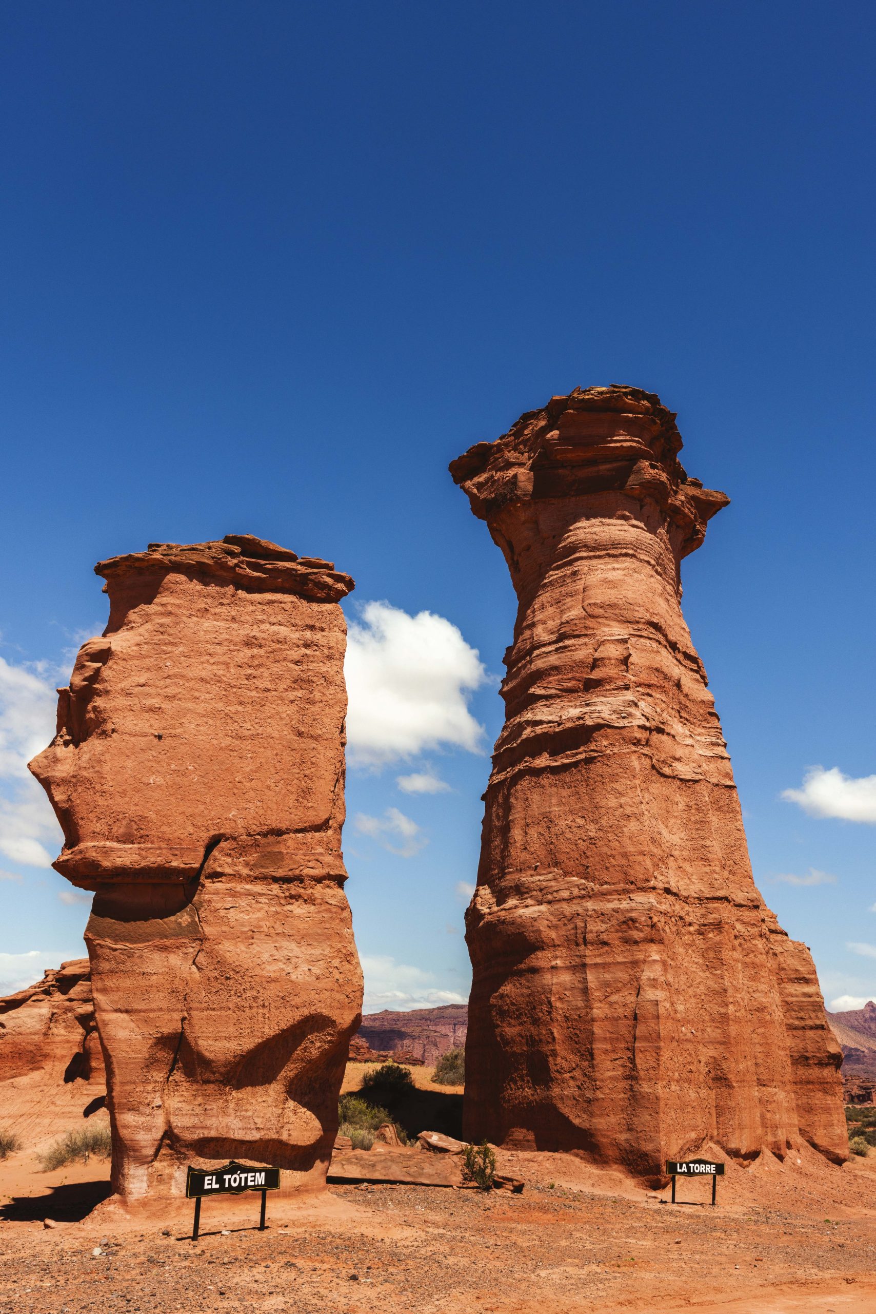 Un alto para la selfie: dos formaciones clave (El Totem y La Torre) en el circuito clásico que recorre el Cañón de Talampaya.