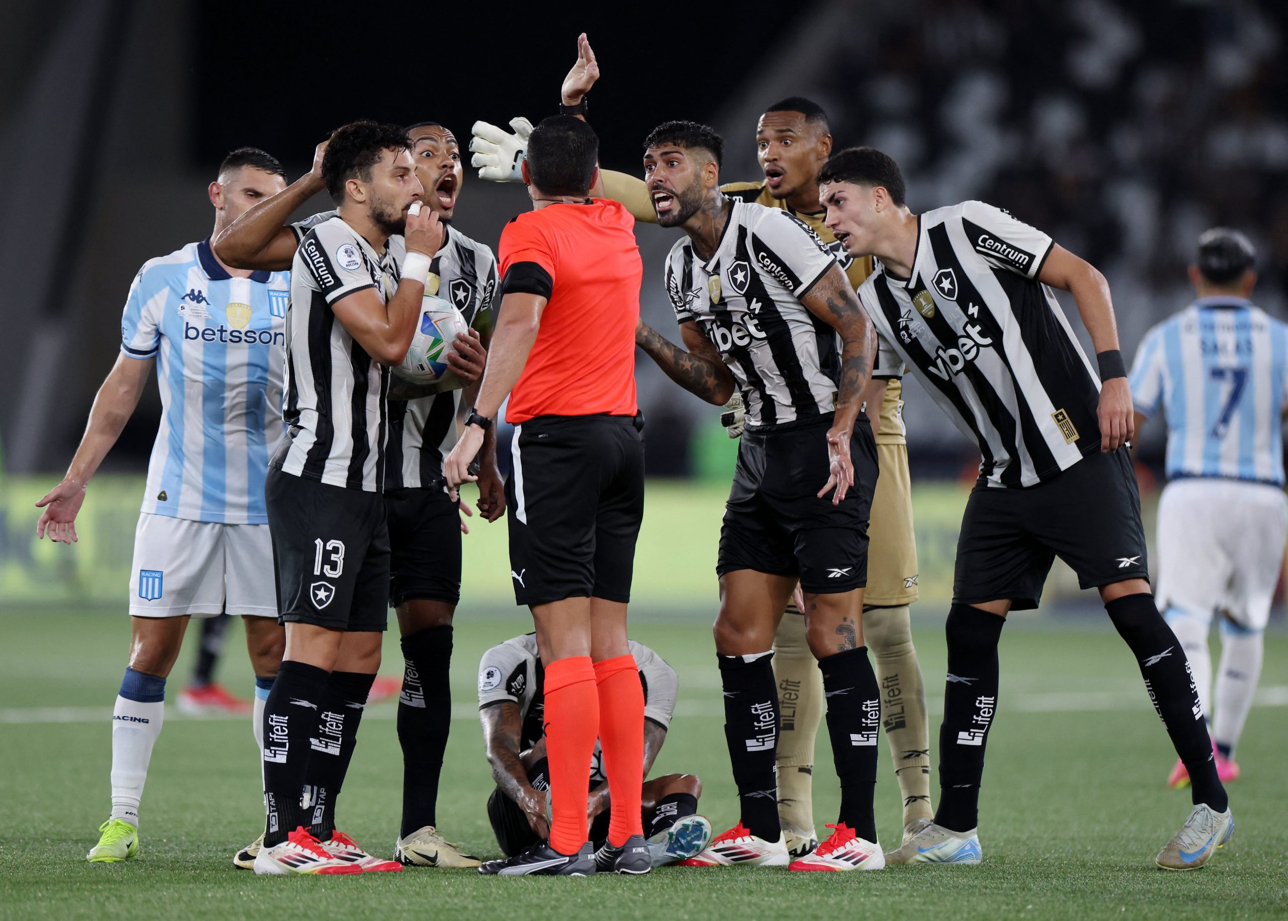 Botafogo vs Racing por la final de la Recopa del 2025.