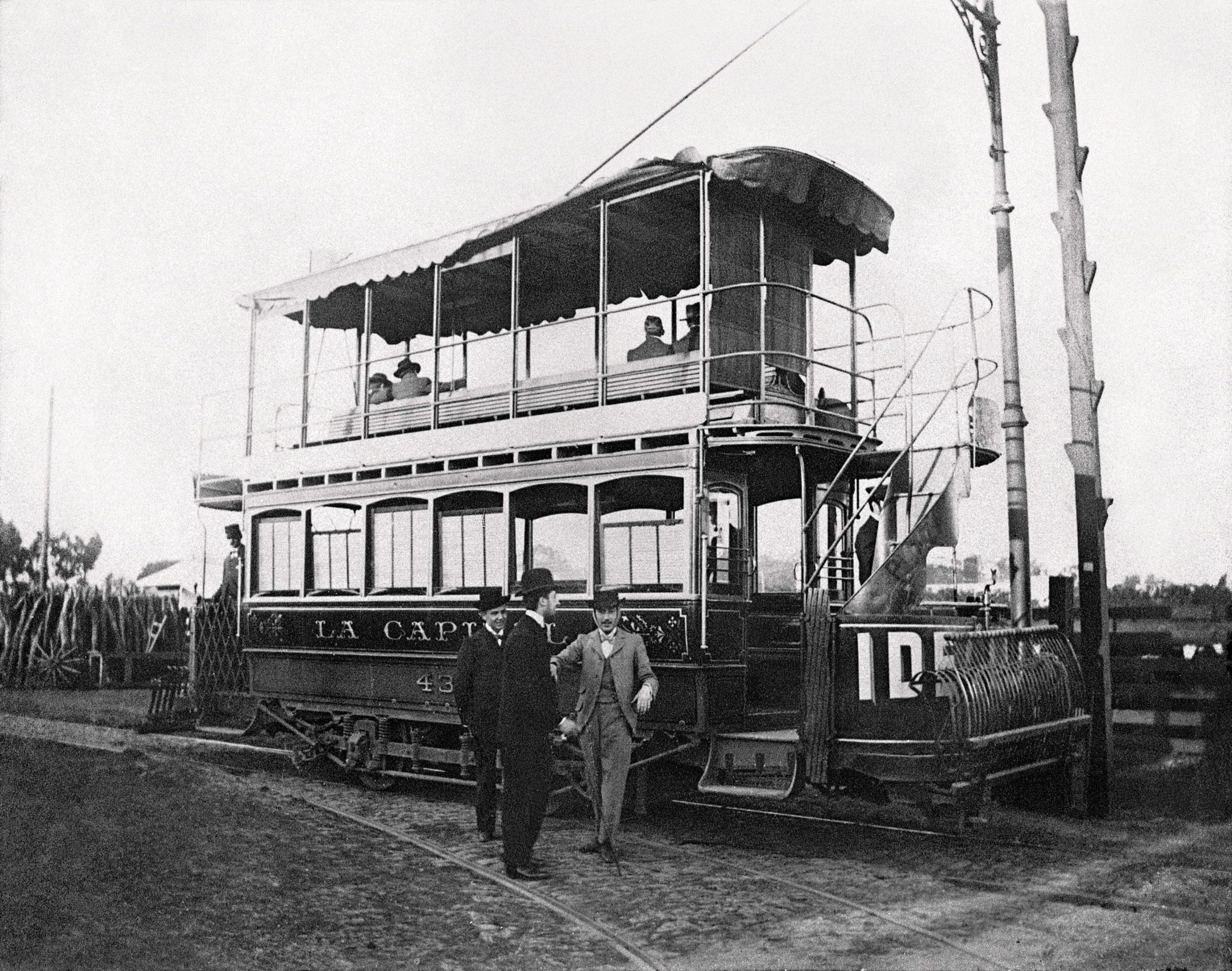 Coche Imperial de la Compañía de Tramways de La Capital, que llegaba desde Balvanera hasta los nuevos mataderos, ca. 1899.