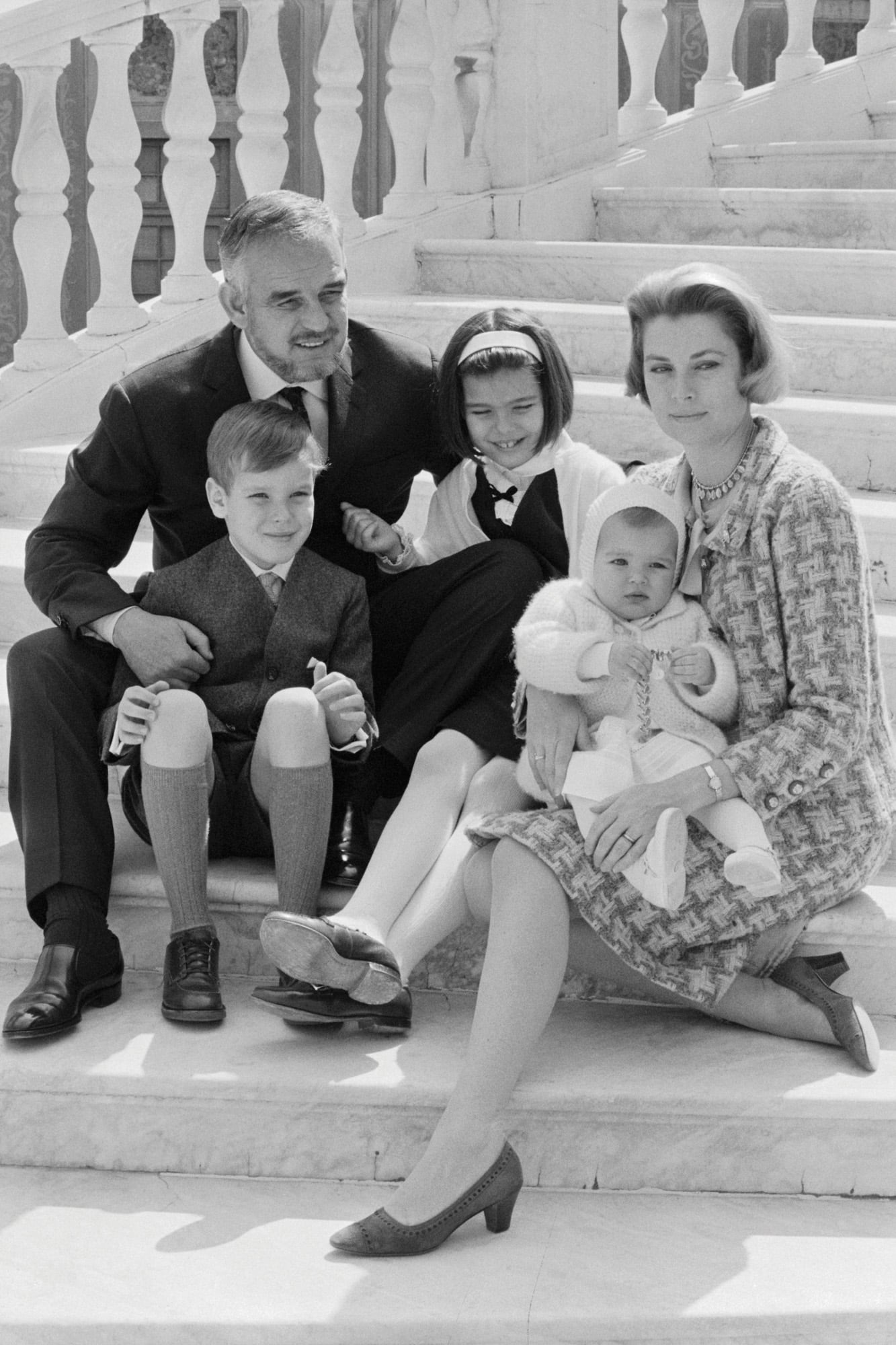 El príncipe Raniero y la princesa Grace junto a sus tres hijos. la princesa Estefania (de 1 año y dos meses), la princesa Carolina (9) y el príncipe Alberto (8). 