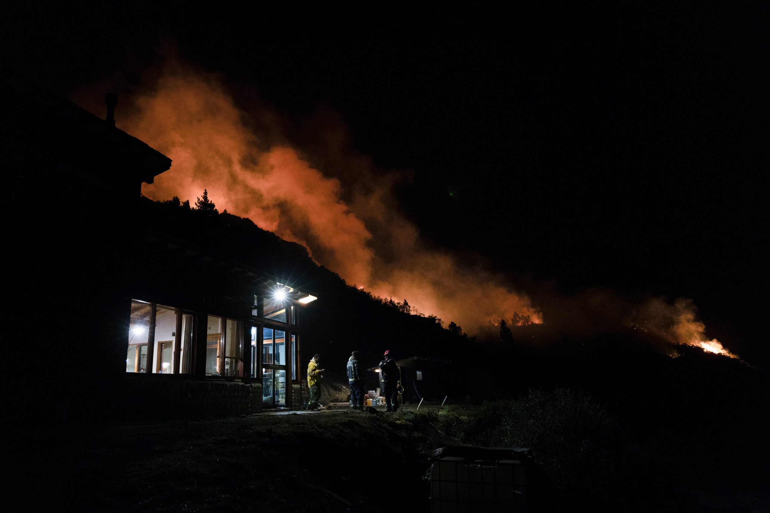 Un incendio arde detrás de una base de bomberos en Epuyén, en la región de la Patagonia argentina, el miércoles 15 de enero de 2025. (AP Foto/Euge Neme)