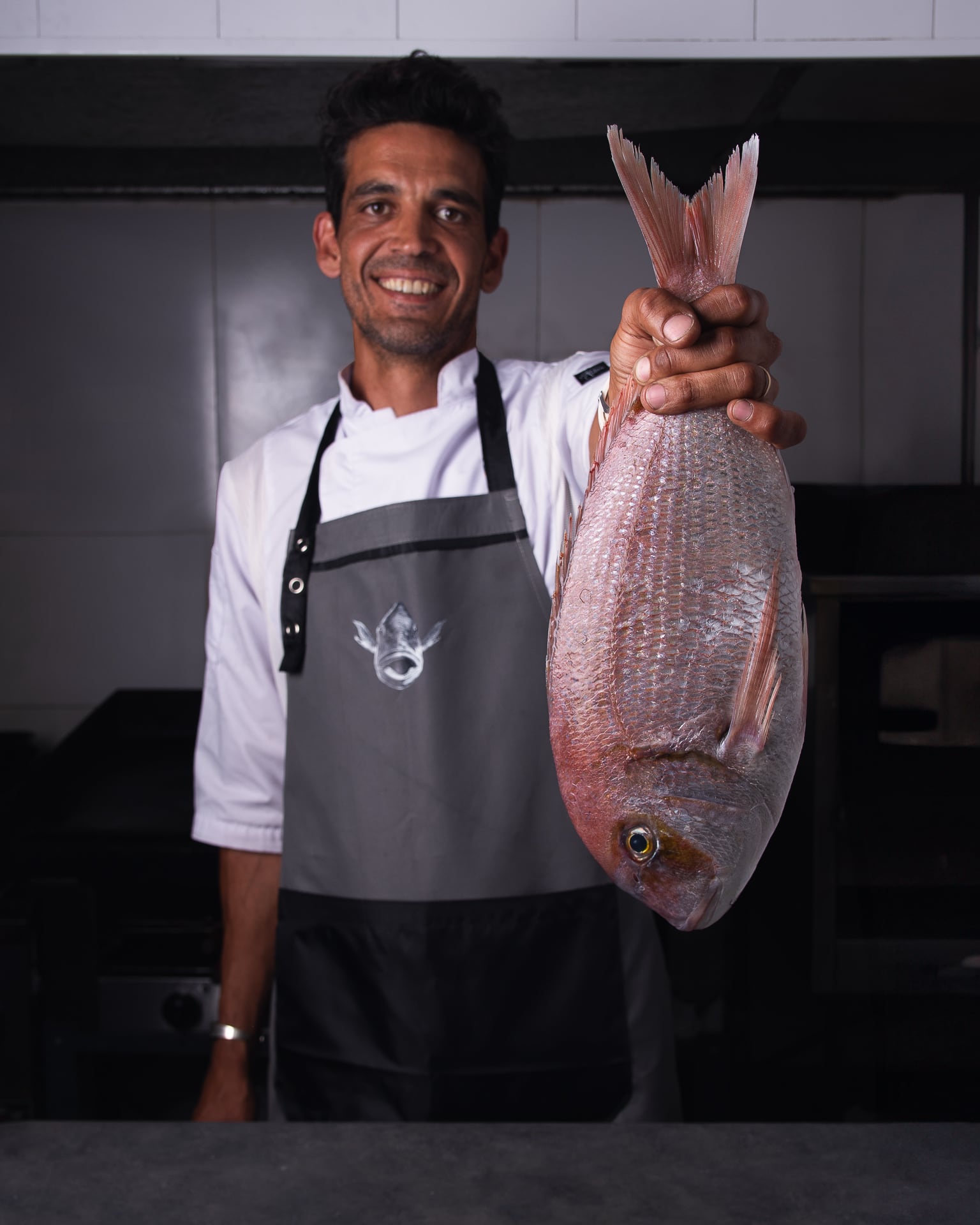 Federico Muro es chef y un entusiasta de la pesca desde que era niño. Vive a pocos metros de la playa y todas las mañanas sale en kayak con su caña en busca de producto para su cocina. 