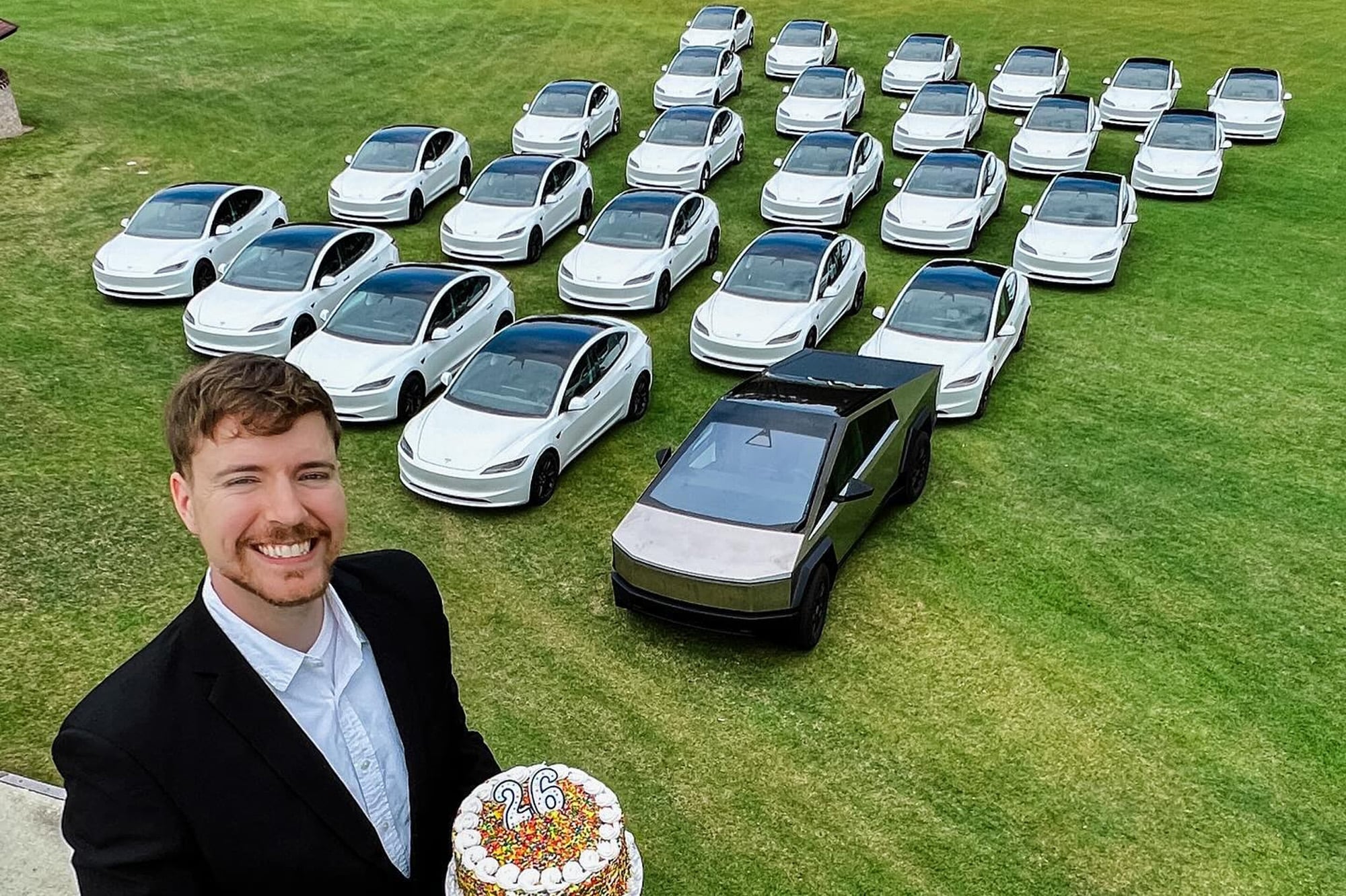 El 7 de mayo último, Mr Beast celebró sus 26 años regalando 26 autos Tesla entre sus seguidores