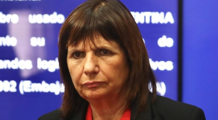 El incómodo momento que vivió Bullrich en Salta tras el reclamo del padre de un gendarme: “Mi hijo no tiene para comer”