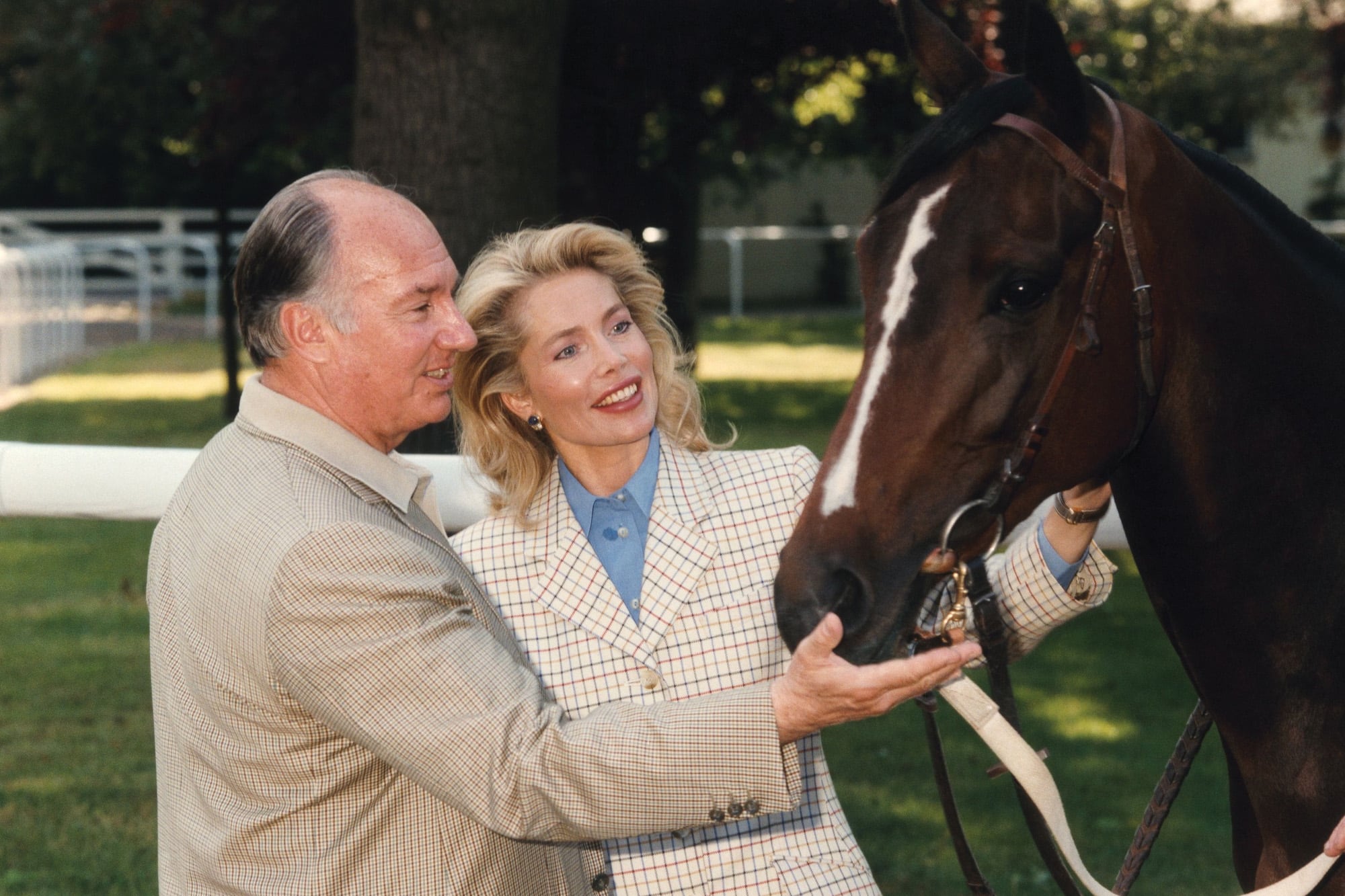 Apasionado por los caballos de carrera, en la imagen junto a su segunda esposa, Begum Inaara.