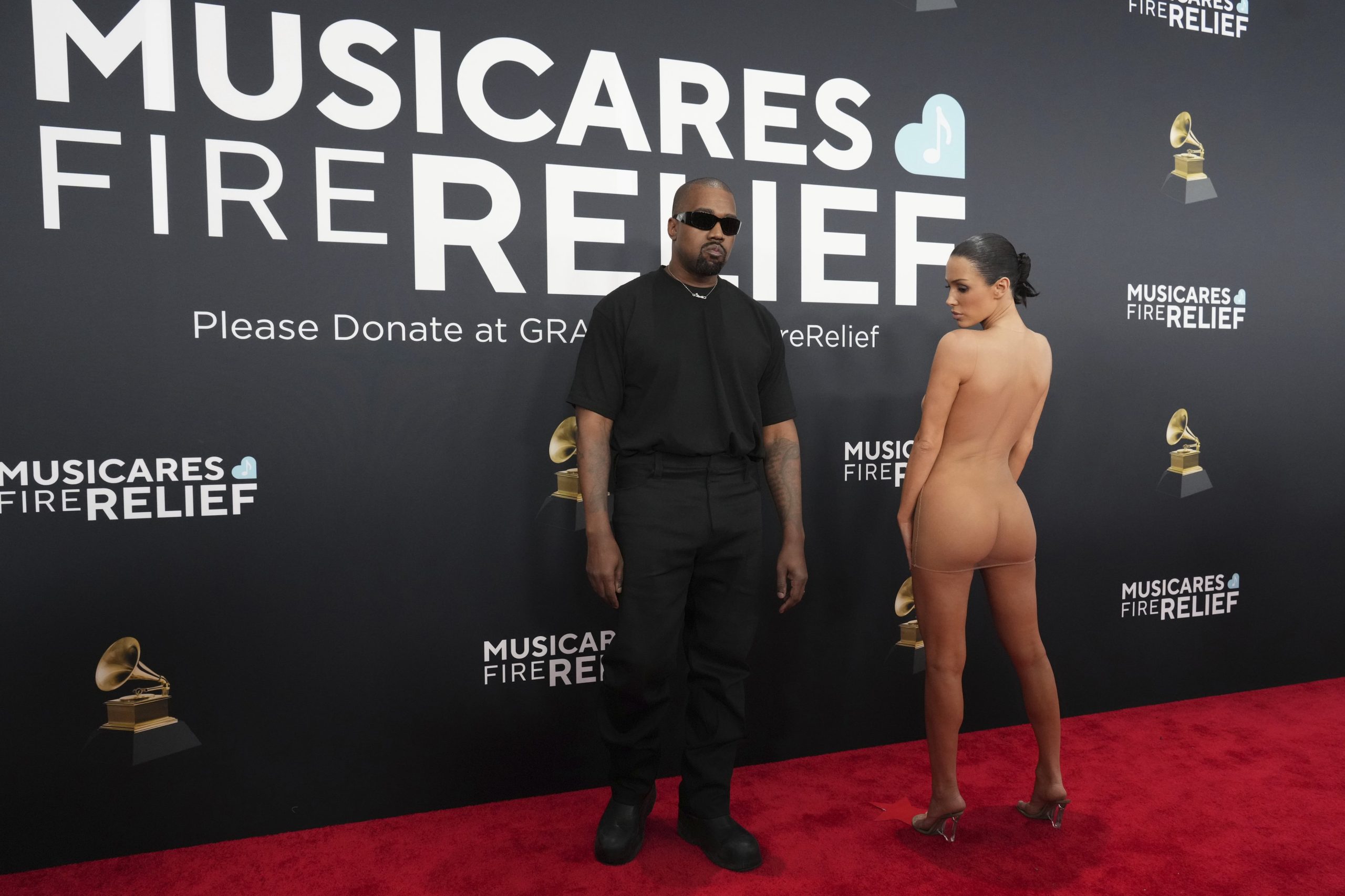 Kanye West, izquierda, y Bianca Censori llegan a la 67ª entrega anual de los premios Grammy