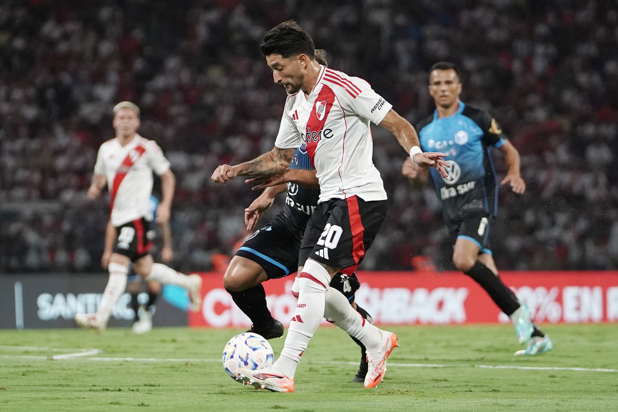 Milton Casco maniobra con la pelota durante el partido entre River y Ciudad de Bolívar en Santiago del Estero