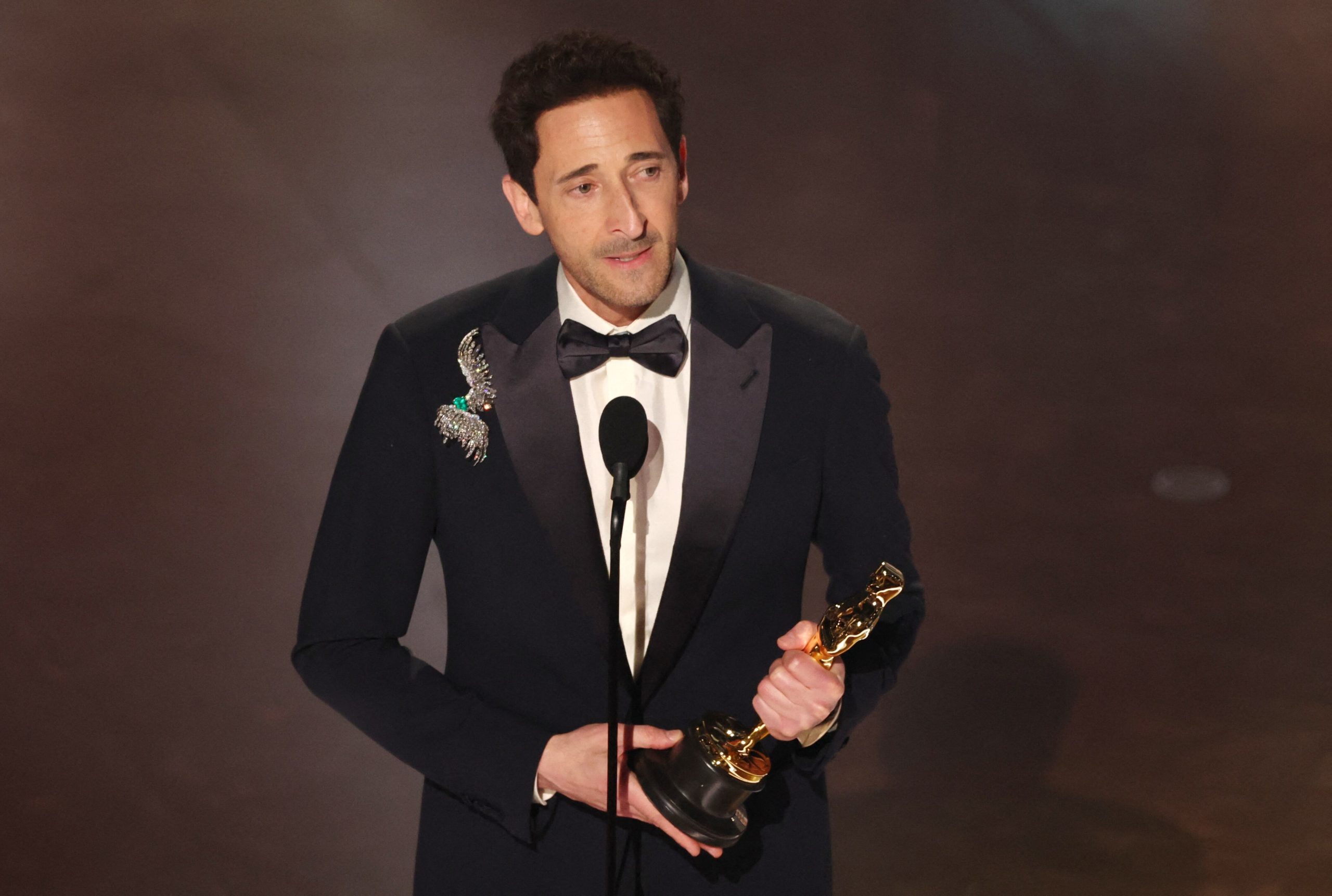 La emoción de Adrien Brody al recibir el segundo Oscar de su carrera (Foto: REUTERS/Carlos Barria)