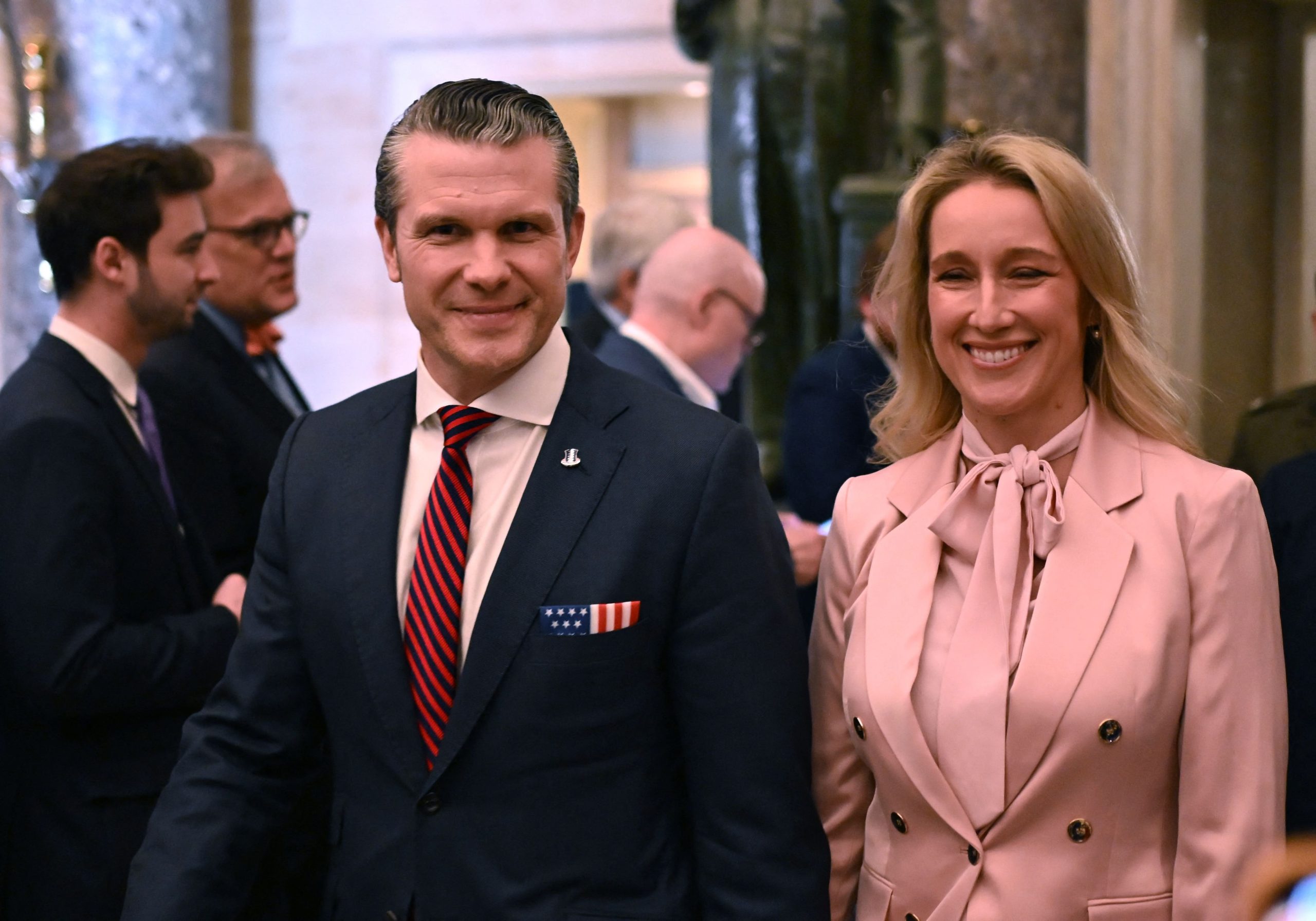 El secretario de Defensa de Estados Unidos, Pete Hegseth, y su esposa, Jennifer Rauchet, llegan para el discurso del presidente Donald Trump en una sesión conjunta del Congreso en el Capitolio de Estados Unidos en Washington