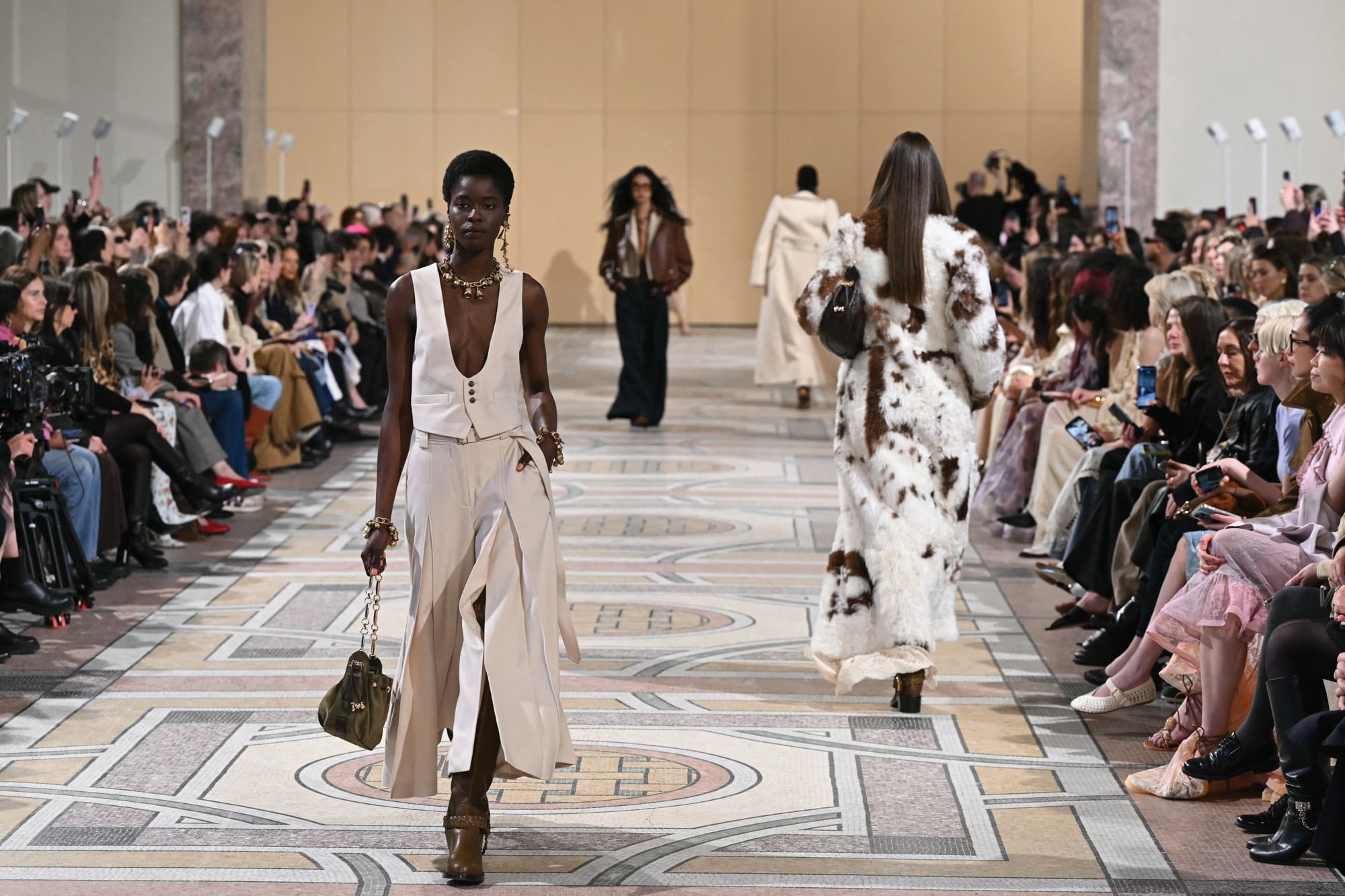 Una vista del desfile de Zimmerman, el 10 de marzo. Las grandes marcas mostraron, cada una en su estilo, las tendencias de la temporada otoño/invierno 2025-2026: plumas, boho chic, superposiciones y diseños asimétricos, entre las más importantes.  