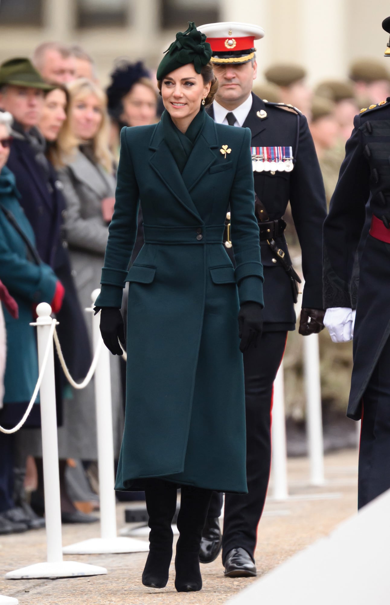 Como cada año, la princesa se vistió de verde, el color tradicional de Saint Patrick’s, aunque en una tonalidad azulada: tapado ceñido a la cintura de Alexander McQueen, tocado tipo casquete de Lock & Co, botas de gamuza de Gianvito Rossi, pendientes de oro de Kiki McDonough con turmalinas, amatistas y diamantes y un broche dorado en forma de trébol que le prestó la Guardia Irlandesa.