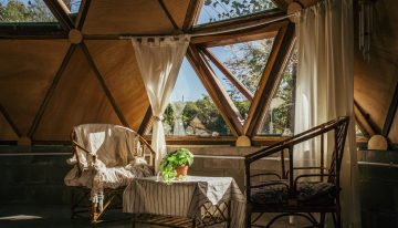 La pareja que construyó con sus manos un domo en un pueblo rural de un millón de árboles