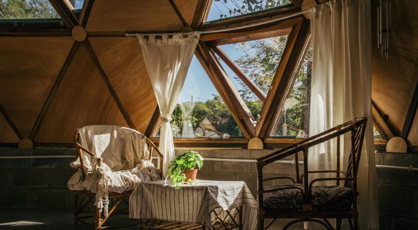 La pareja que construyó con sus manos un domo en un pueblo rural de un millón de árboles