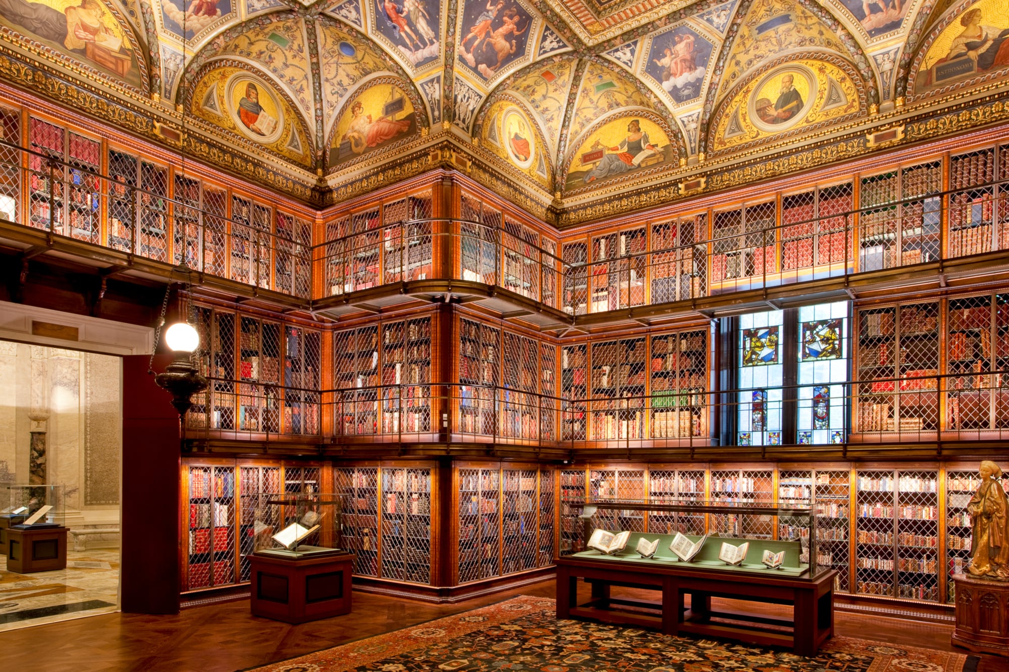 La biblioteca es la sala principal y la más grande  de la Morgan Library donde se exhibe la colección de libros, manuscritos y partituras en estanterías y vitrinas.