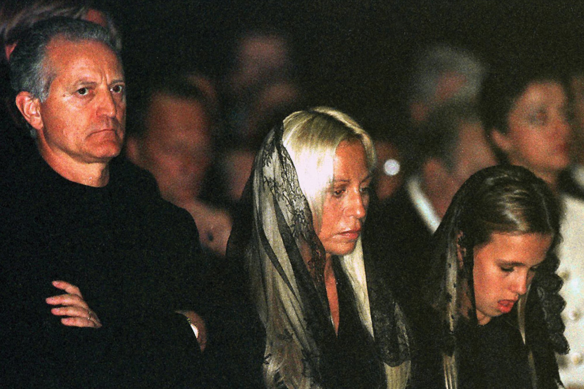 Santo y Donatella en el funeral de su hermano Gianni –que fue asesinado el 15 de julio de 1997, en la puerta de su casa sobre Ocean Drive, en Miami–, que se realizó en la catedral de Milán, Italia. Al lado de Donatella, está su hija Allegra Beck, por entonces, de 11. A su sobrina Gianni la llamaba “principessa” y fue a ella a quien él le heredó el 50 por ciento de su imperio: más de 600 millones de euros. Según su testamento, el resto sería distribuido entre Donatella y Santo, su hermano mayor.