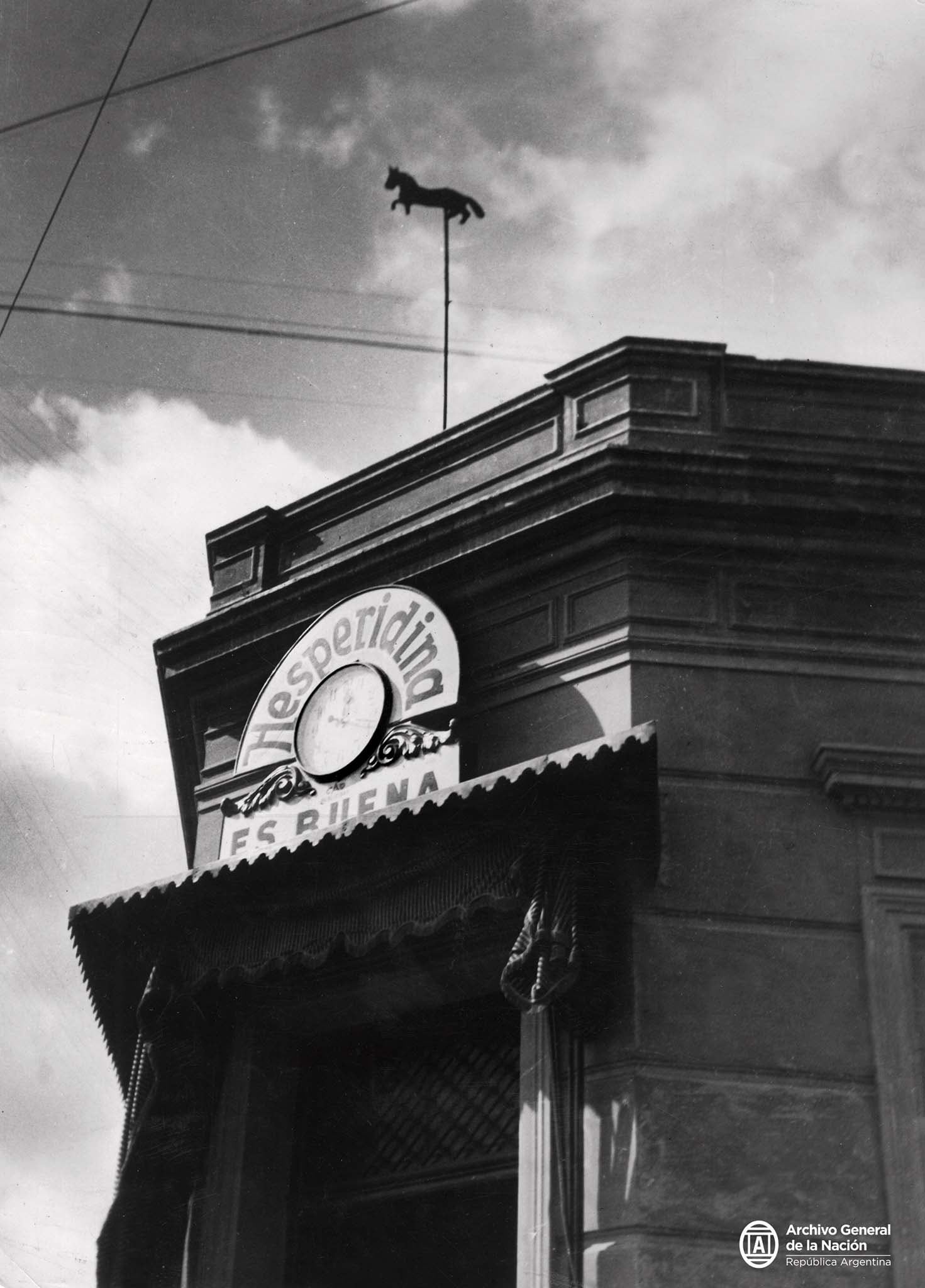 La réplica de la veleta en el cruce de Rivadavia y Emilio Mitre. La original fue donada por Manuel Domato, propietario del almacén, al Museo de Luján en 1925.