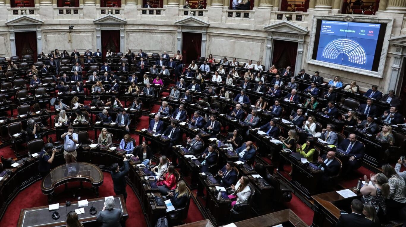 Tras una sesión con fuertes cruces entre oficialismo y oposición, Diputados aprobó el DNU que habilita el acuerdo con el FMI. (Foto: Diputados). 