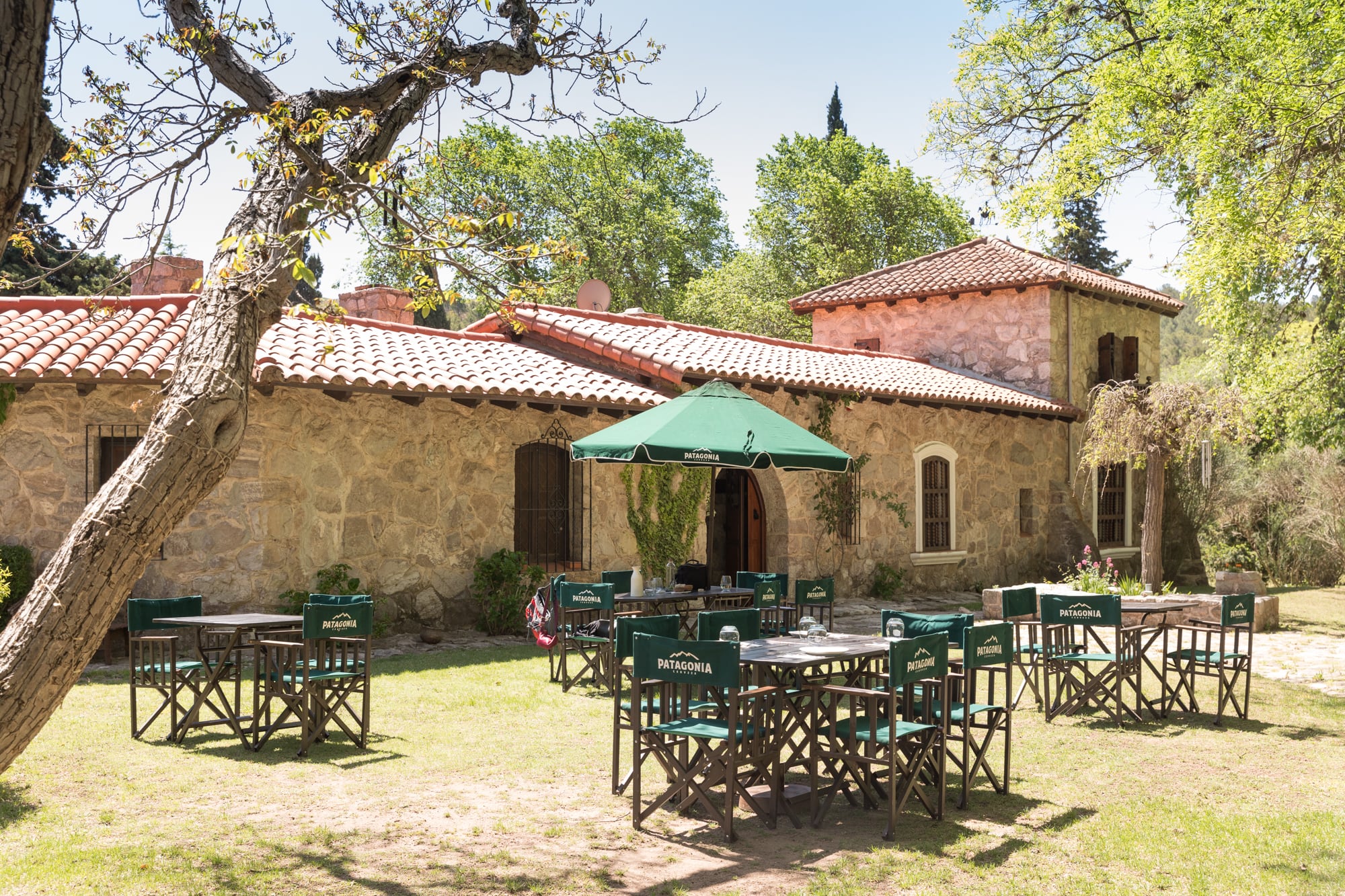 Los días de sol las mesas se arman en los alrededores de la casa, para almorzar o cenar, un servicio abierto a no huéspedes en días específicos y con reserva previa.