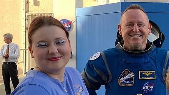 Daryn Wilmore posa junto a su padre Barry; el astronauta de la NASA lleva nueve meses en el espacio y su familia lo espera con ansias en Texas