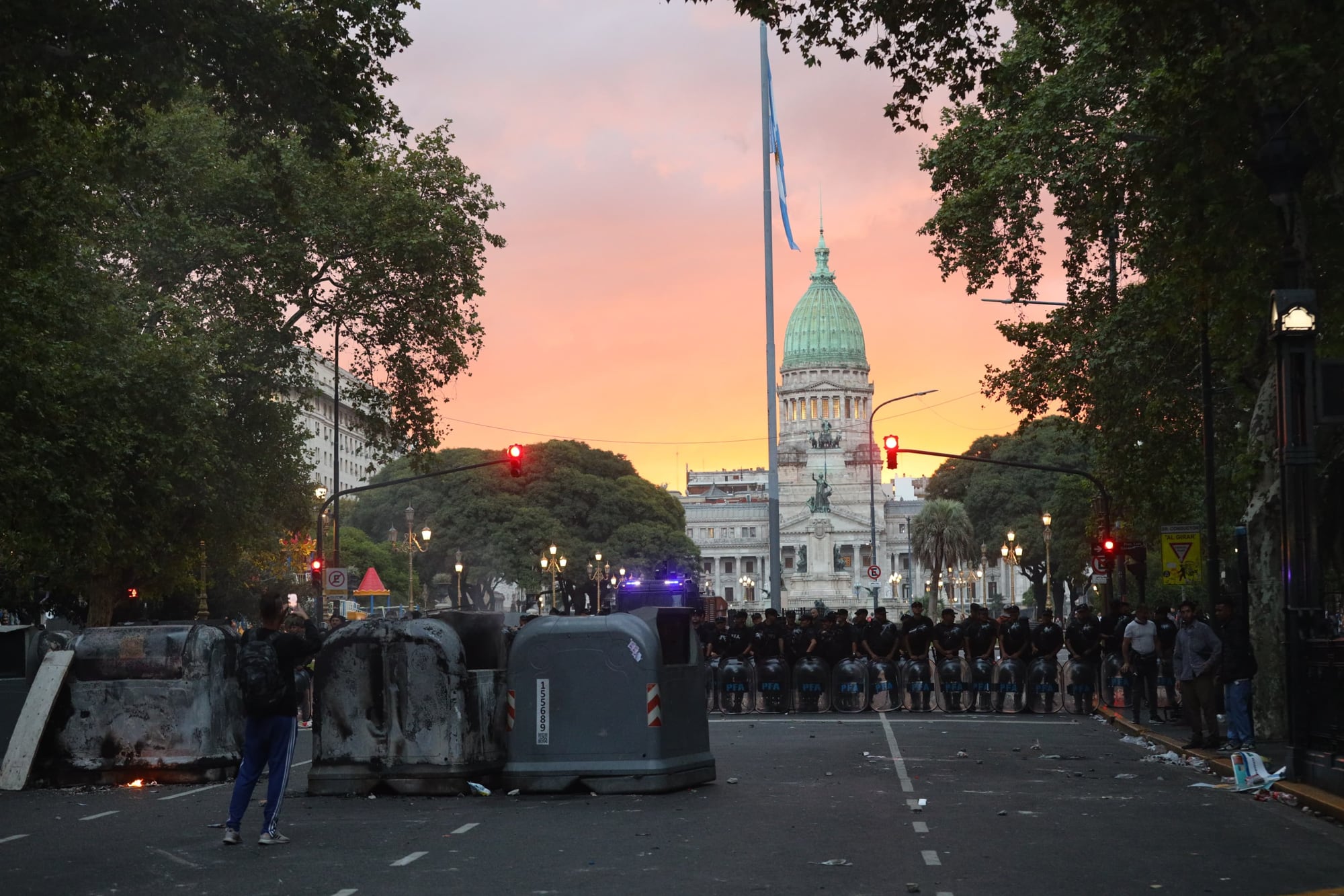 Las fuerzas de seguridad atravesaron la plaza del Congreso y se apostaron sobre la Avenida de Mayo