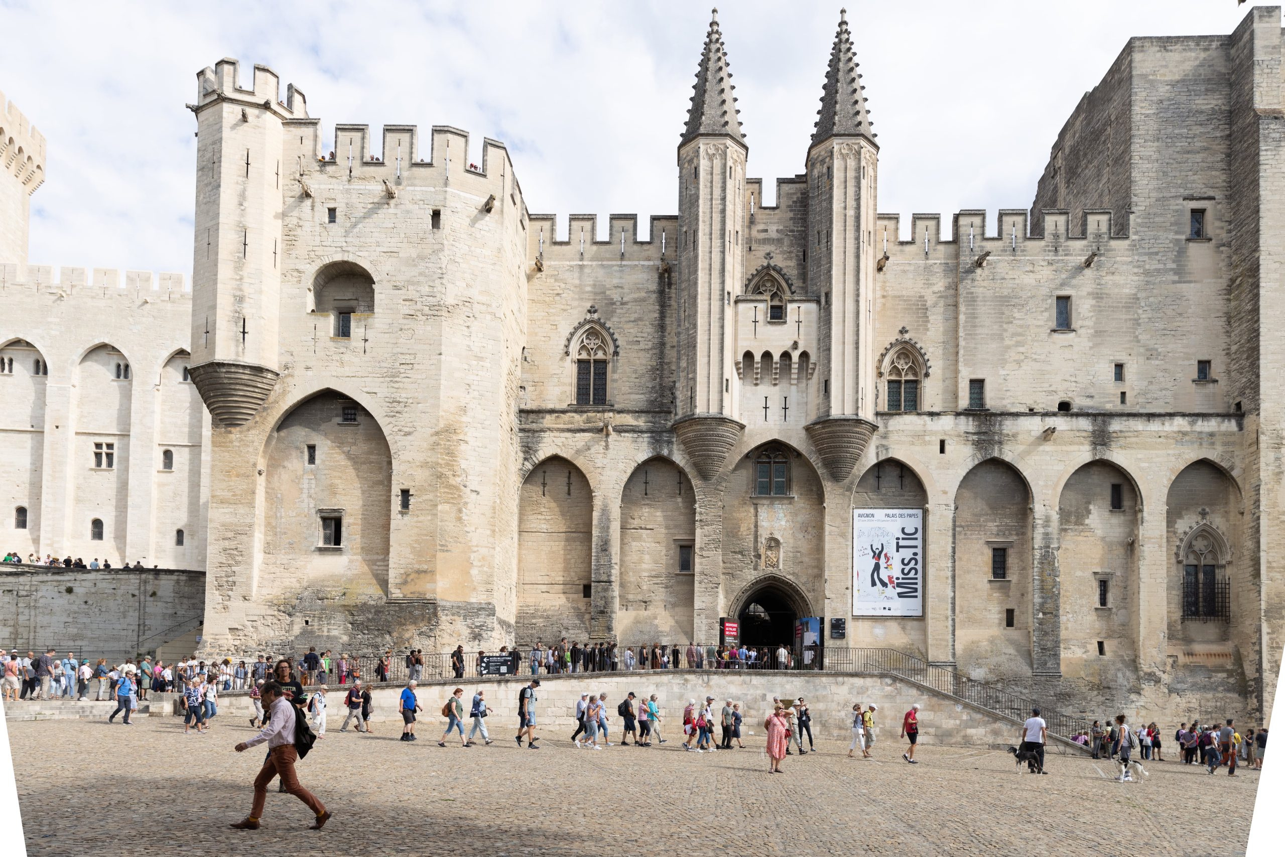 El Palacio de los Papas es la visita fundamental de la zona.