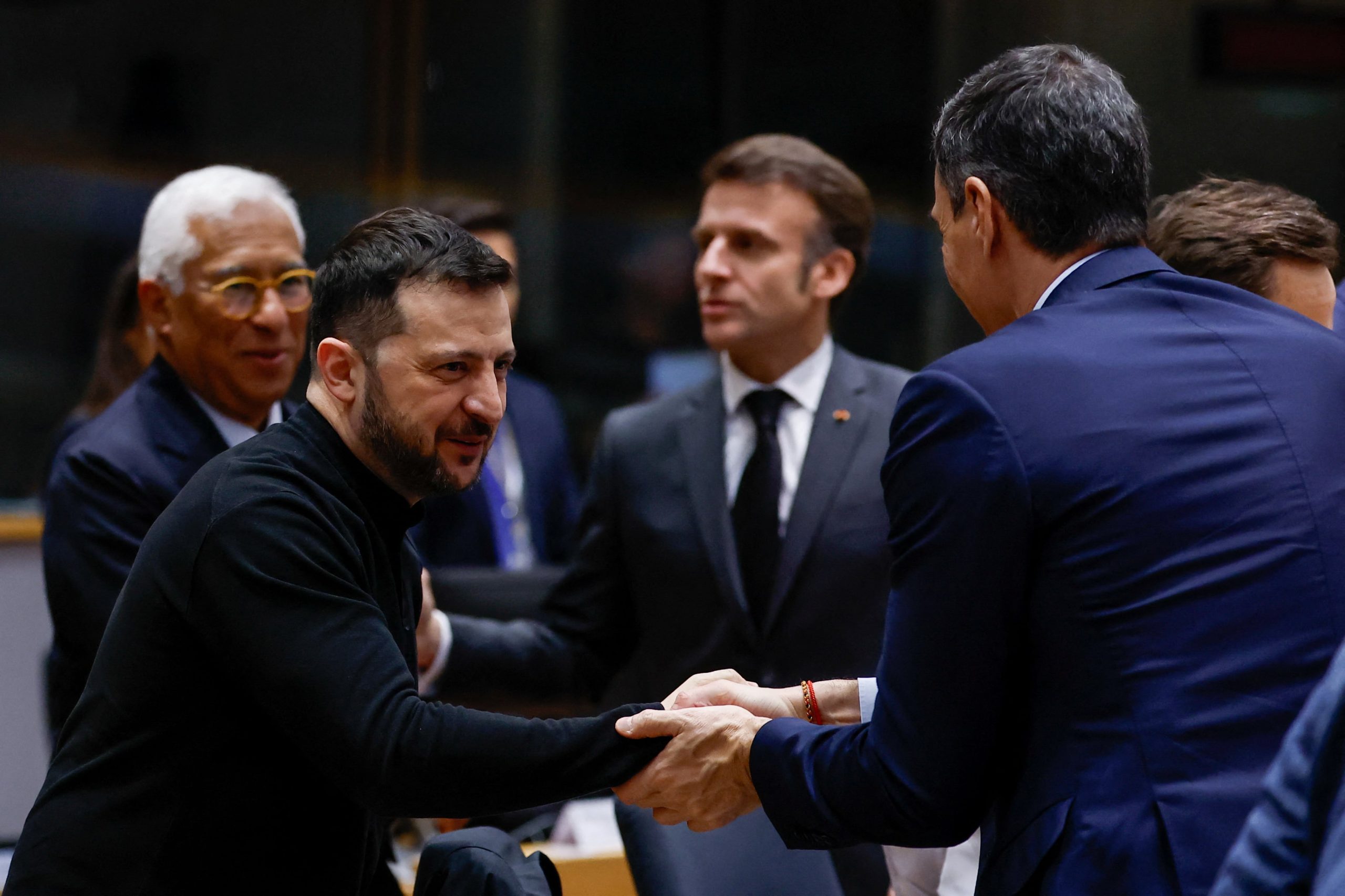 Zelenski saluda al presidente español Pedro Sanchez. (Foto: REUTERS/Christian Hartmann).