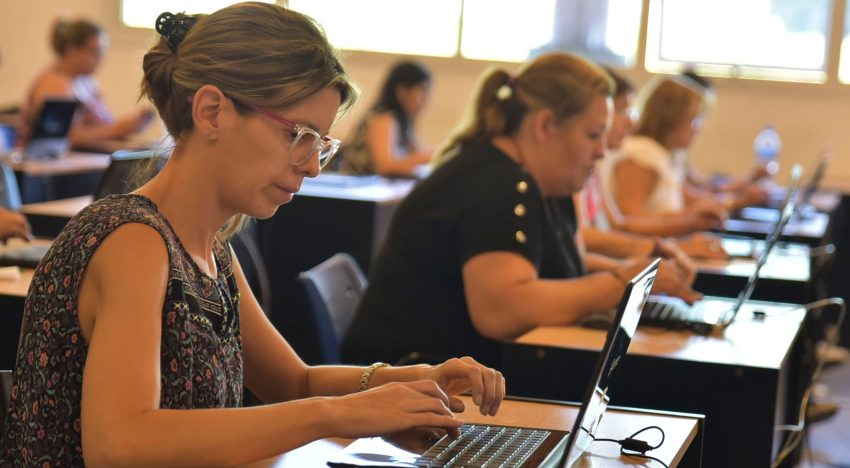 Las mujeres y la IA: una socia silenciosa que ayuda a emprender, a derribar barreras y a luchar por la equidad