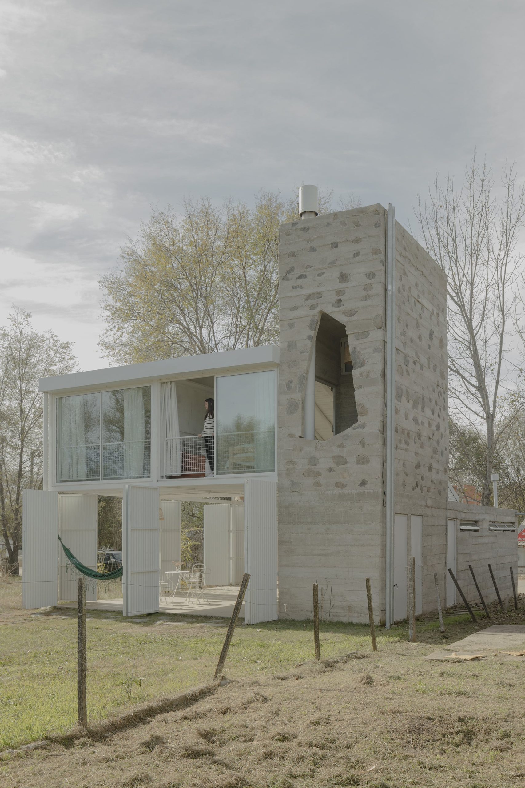 En la parte trasera del bloque de hormigón, que es el costado sur de la casa, se instalaron un pequeño baño y un depósito.