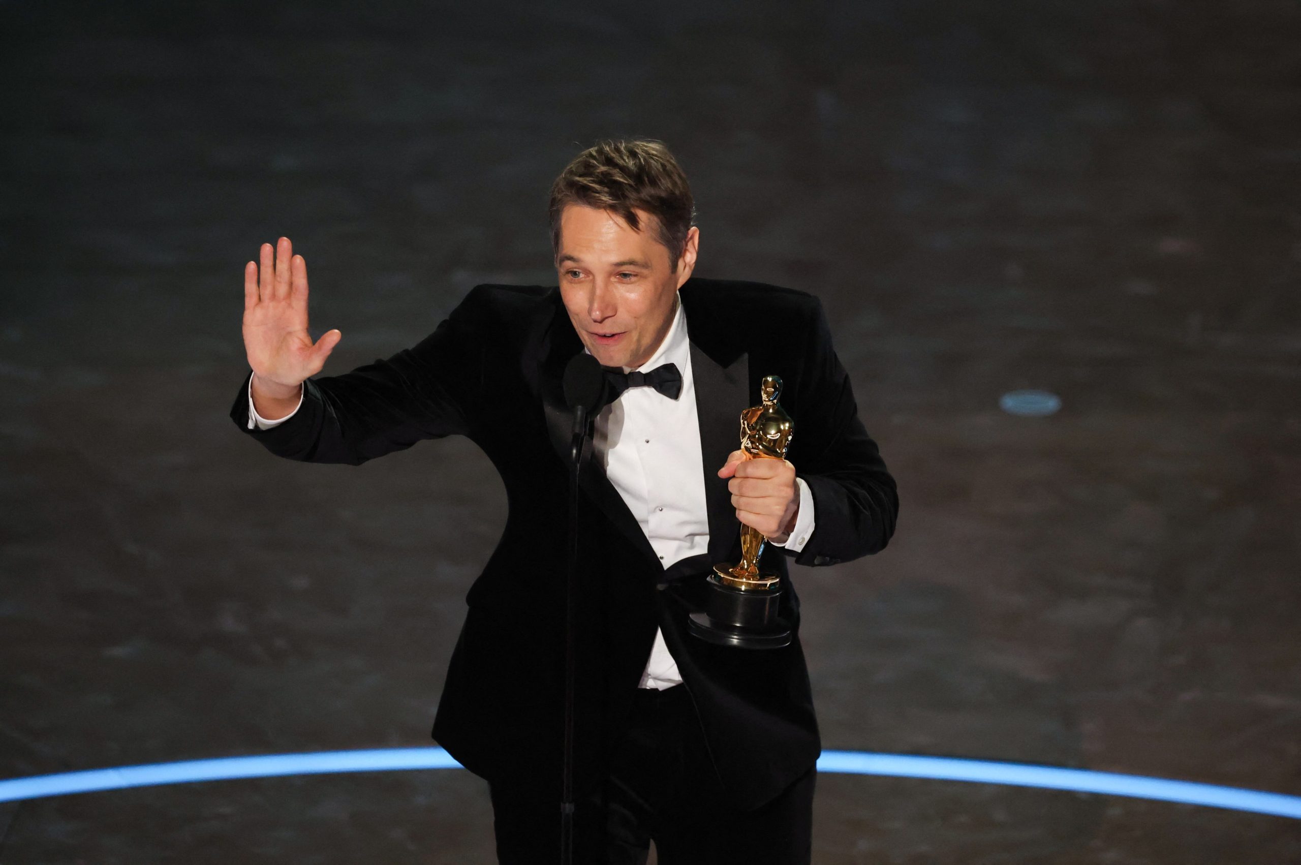 Sean Baker al recibir uno de los Oscar que ganó. (Foto: REUTERS/Carlos Barria)