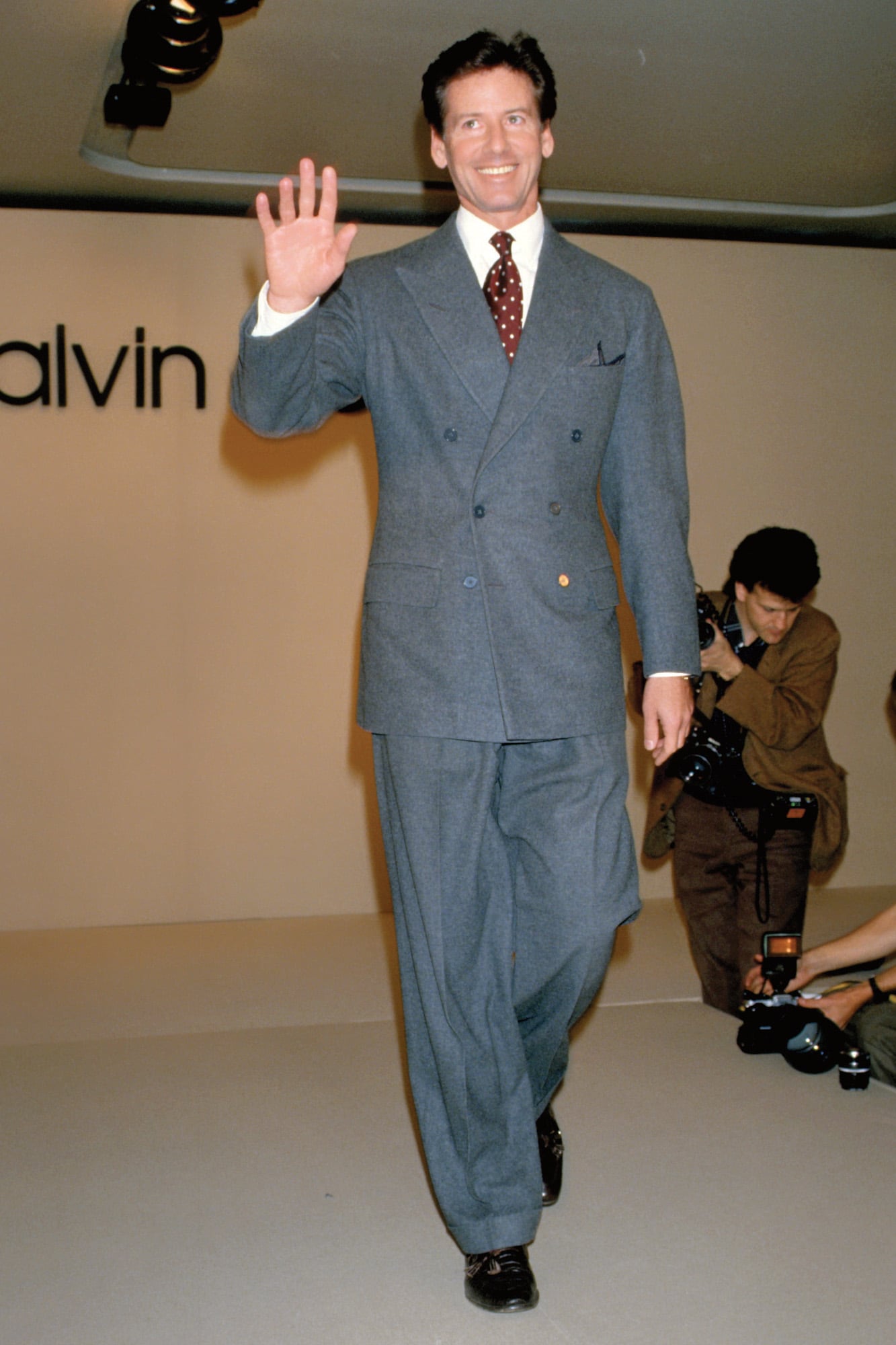 1988. Calvin Klein saluda al cierre del New York Fashion Week.