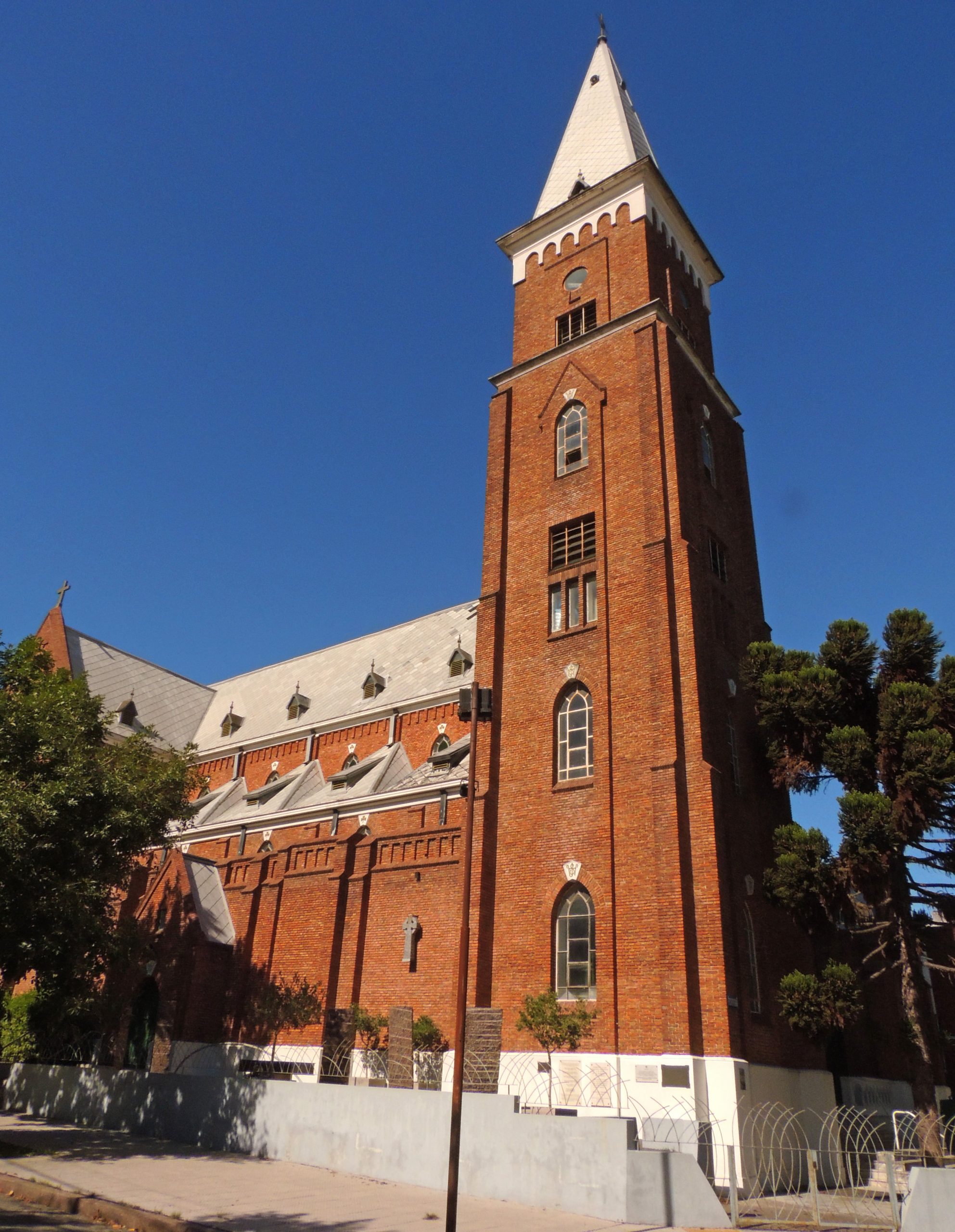 Parroquia de San Patricio y su campanario de la esquina.