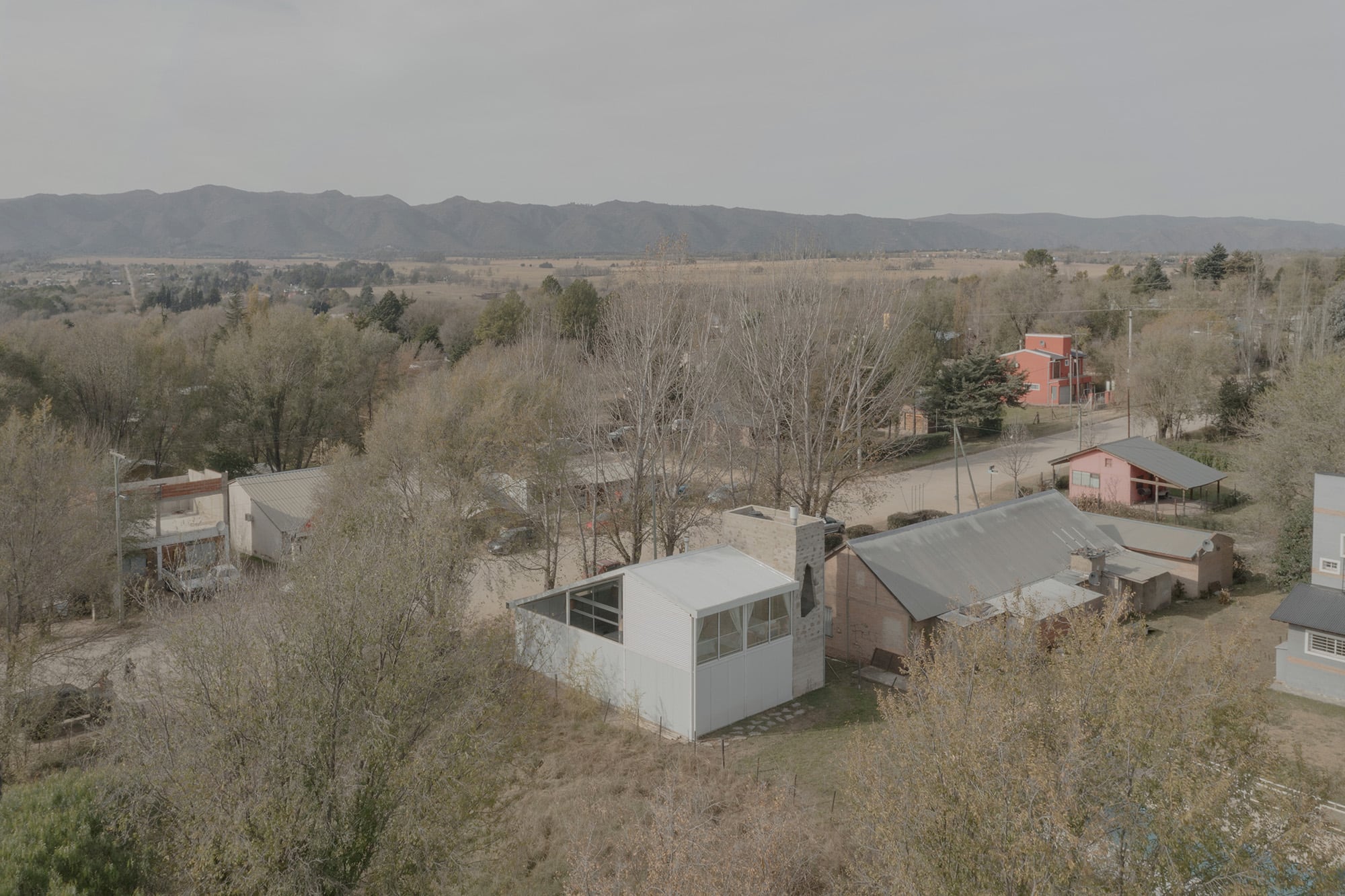 La casa emula las formas de las construcciones de la zona y les suma diseño.