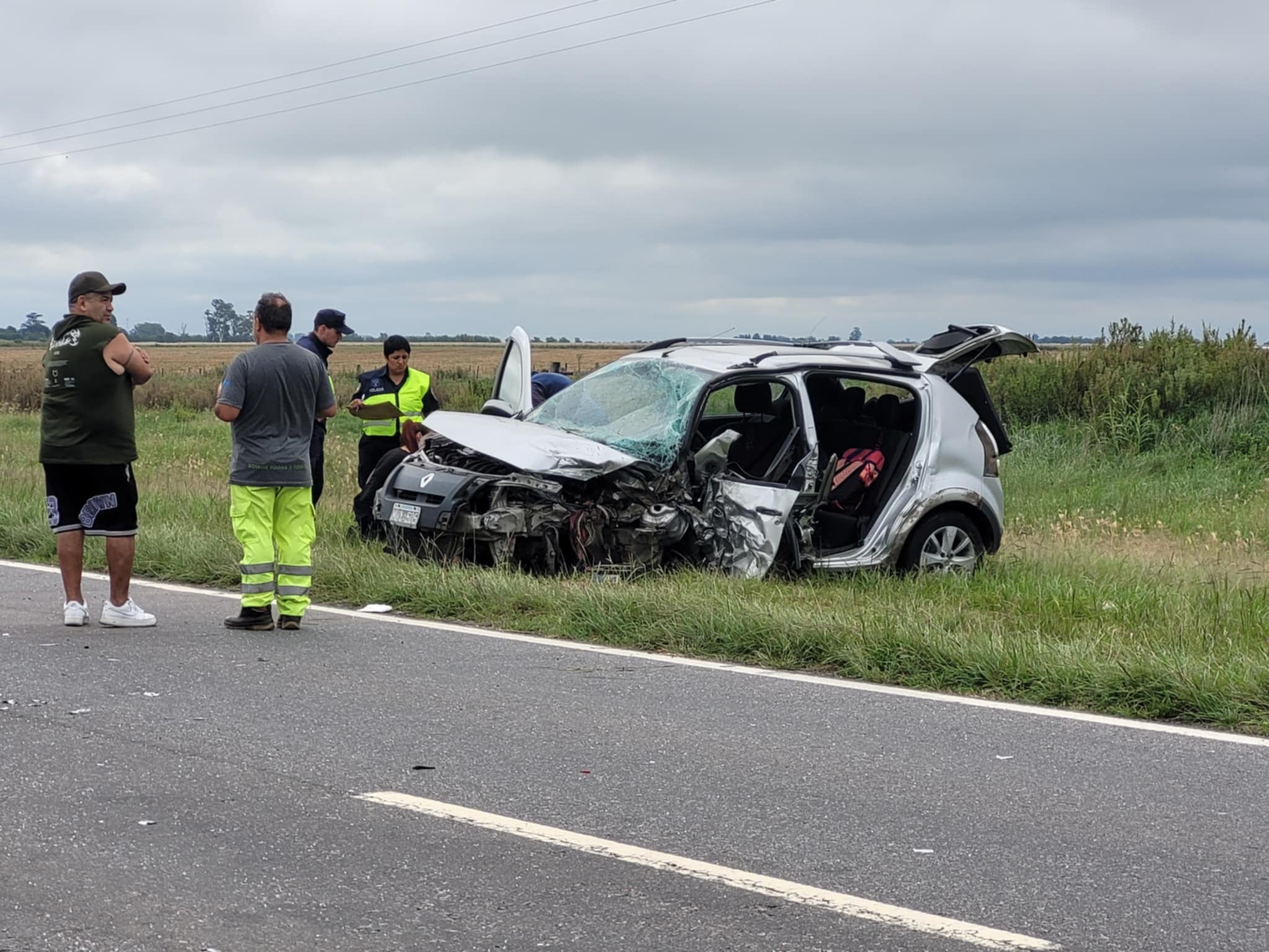 El violento impacto entre los dos vehículos ocurrió de manera frontal, este domingo a la tarde, en la Ruta Nacional 7. (Foto: Foto: Facebook/Inface Informativo).