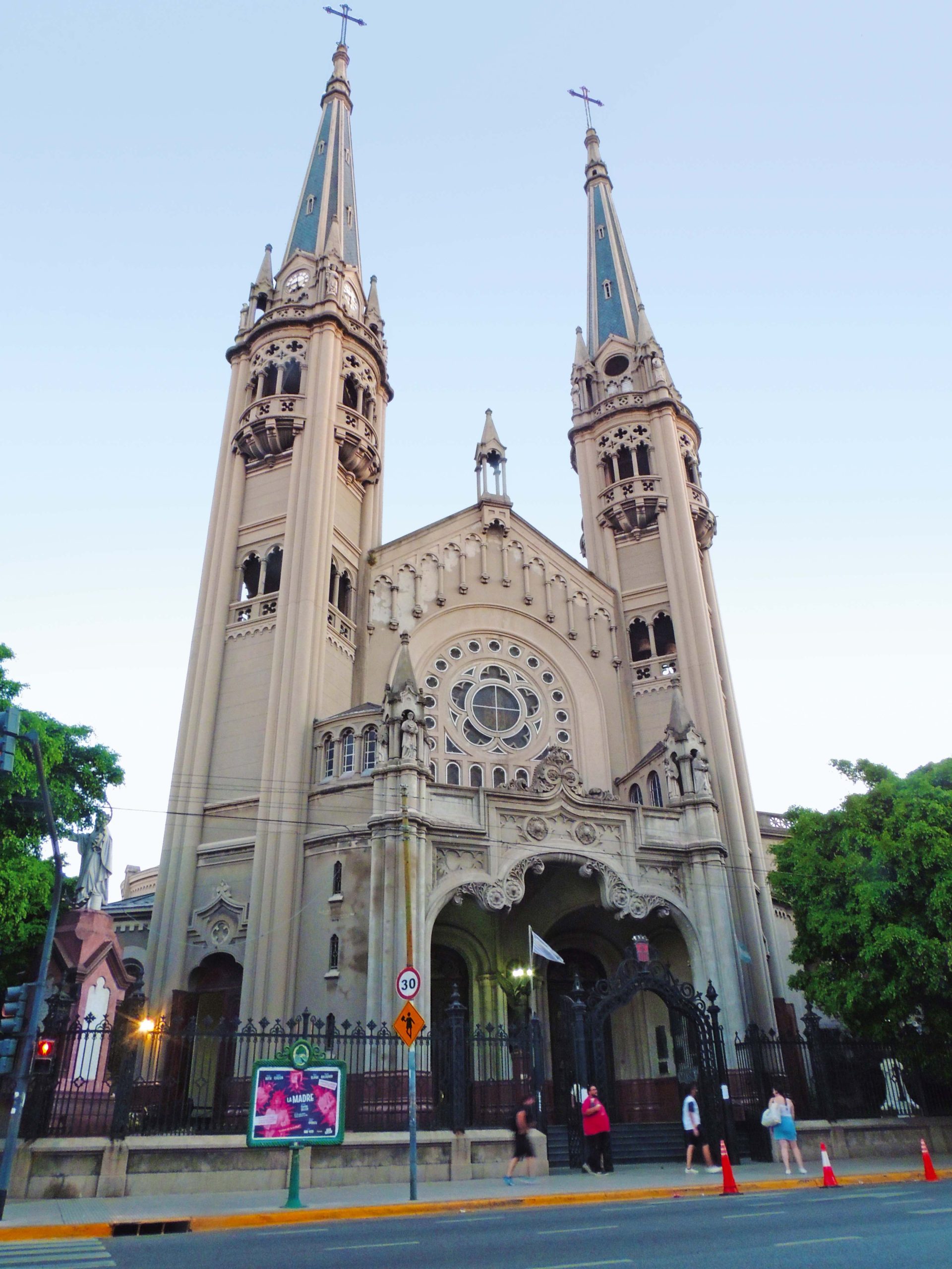 Parroquia Nuestra Señora de los Buenos Aires, sobre la avenida Gaona.