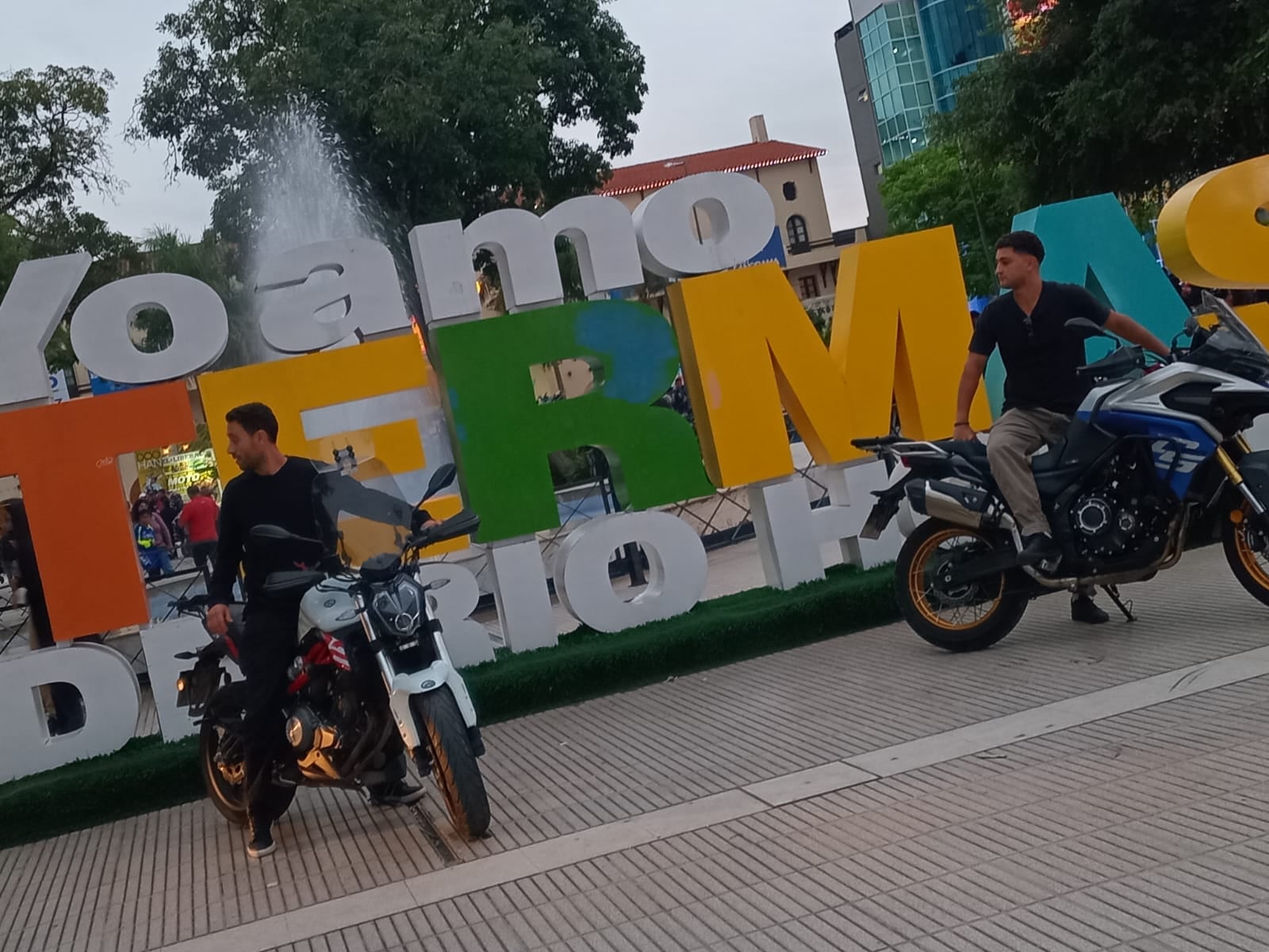 La plaza principal de Termas de Río Hondo se cubrió de fanáticos que compartieron su pasión por las motos; varios viajaron desde otros países.