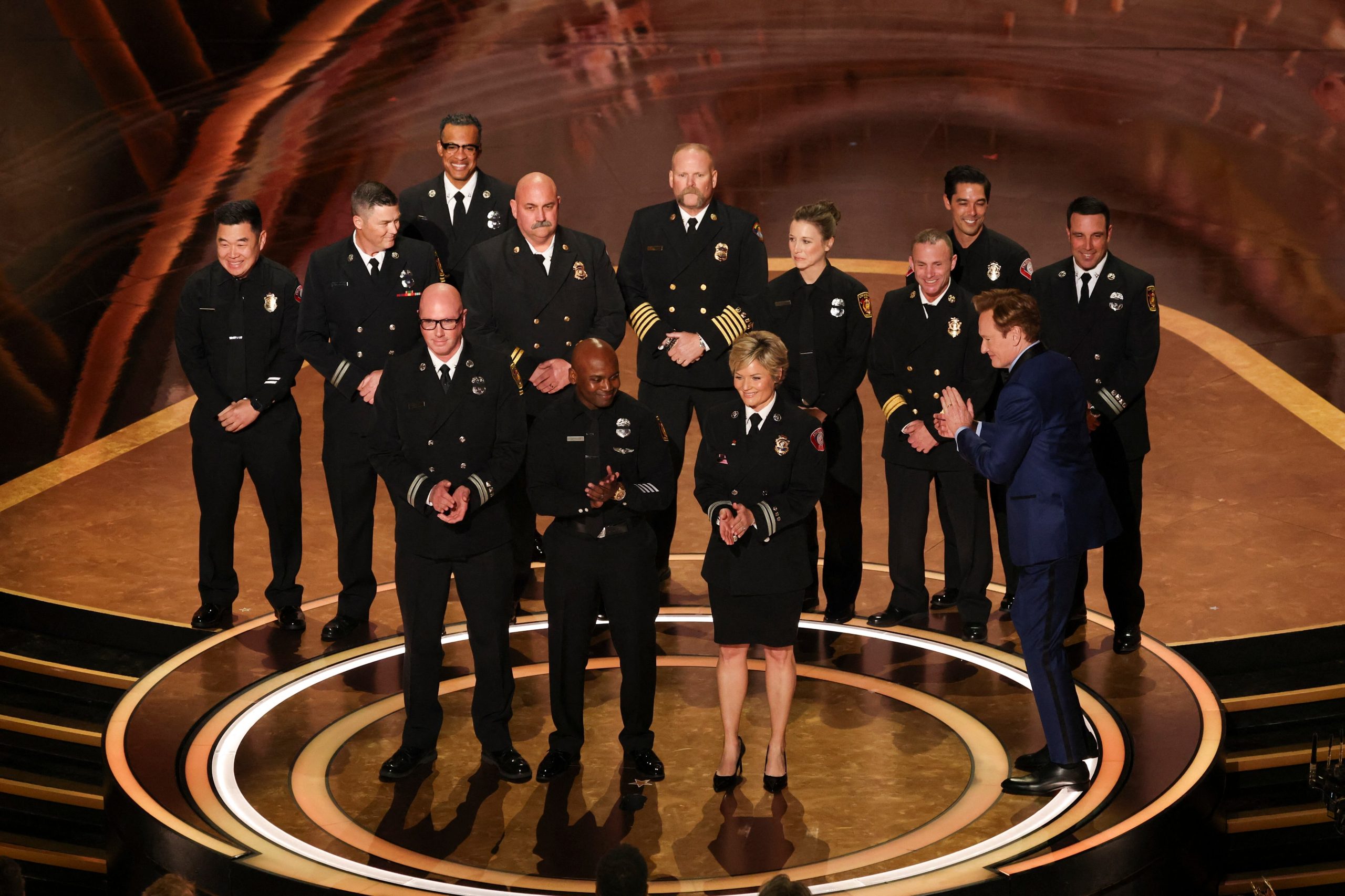 Conan O'Brien, junto a los bomberos de Los Ángeles que combatieron los incendios en la ciudad. (Foto: REUTERS/Carlos Barria)