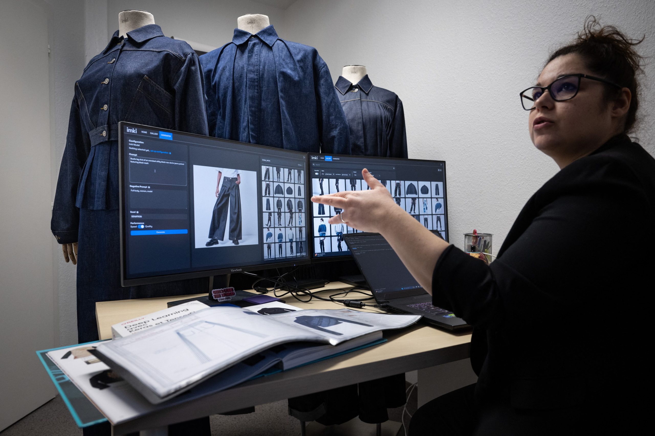 Un estilista trabaja en una línea denim hecha con IA. (Foto: SEBASTIEN BOZON / AFP)