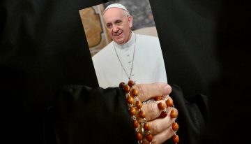 El papa Francisco “durmió toda la noche” después de la crisis respiratoria que sufrió este lunes