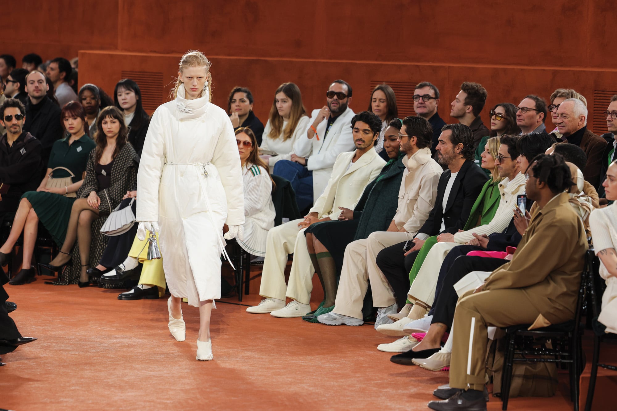 El desfile de Lacoste convocó a actores y deportistas en Roland Garros. En la front row se ubicaron los argentinos Franco Massini y Juan Minujín, Úrsula Corberó, Venus Williams y Adrien Brody, entre otras celebridades.