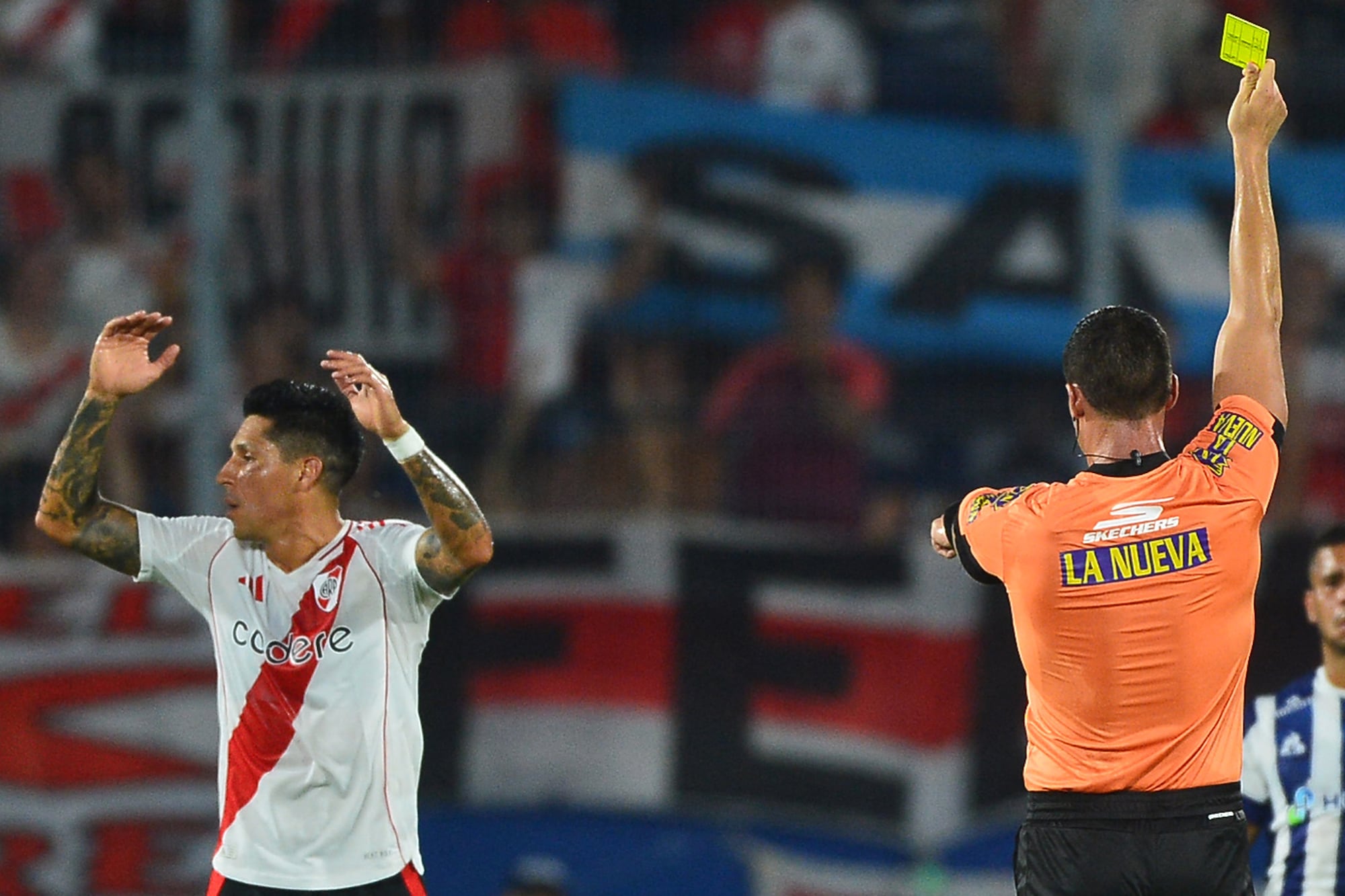 Enzo Pérez es amonestado por el árbitro Nicolás Ramírez