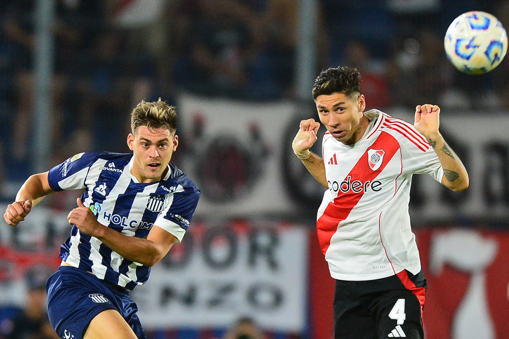 Girotti ya pateó y Montiel mira, durante el partido entre Talleres y River que se juega en Asunción