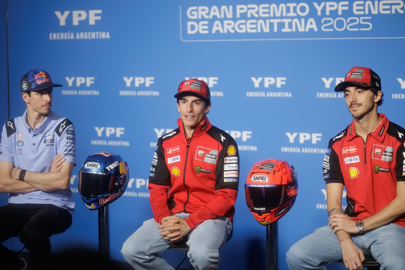 Francesco Bagnaia y Marc y Alex Márquez, figuras de Ducati, la marca que está dominando MotoGP; los tres se mostraron a gusto con el circuito santiagueño.