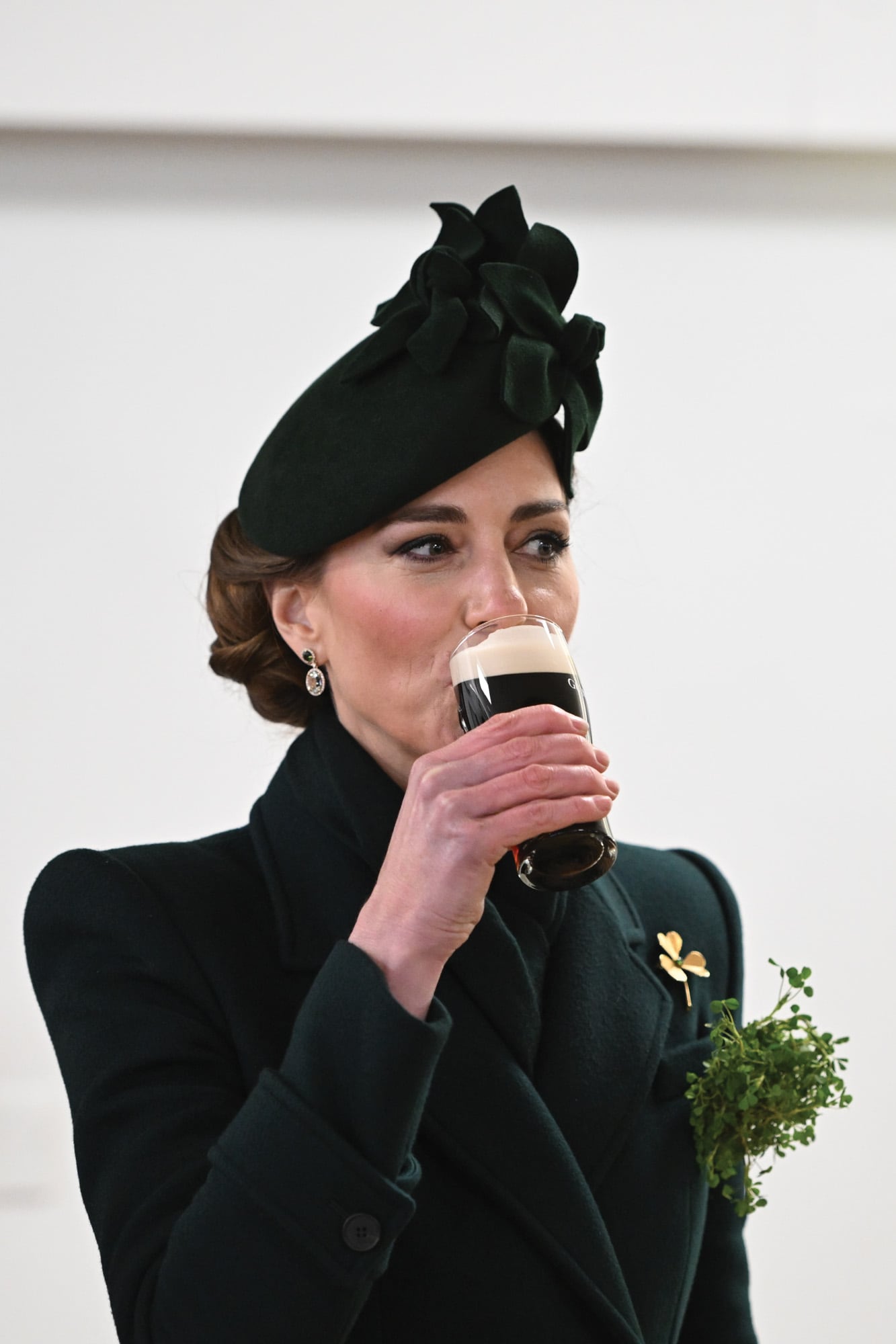 Tras el desfile de la Guardia Irlandesa, Kate toma media pinta de cerveza Guinness –un ícono de Irlanda– junto a las tropas, en el comedor del cuartel Wellington.